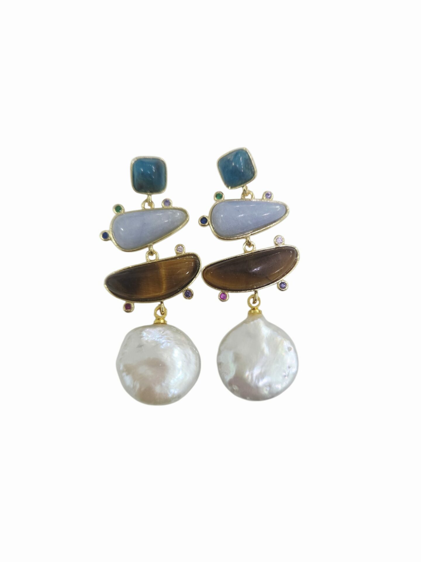 Orecchini realizzati con apatite,calcedonio, occhio di tigre, perla di fiume piatta e zirconi su base in ottone
lunghezza 4.5cm
peso 5.7gr Spedizione Gratuita Orecchini realizzati con apatite,calcedonio, occhio di tigre, perla di fiume piatta e zirconi su base in ottone
lunghezza 4.5cm
peso 5.7gr Spedizione Gratuita