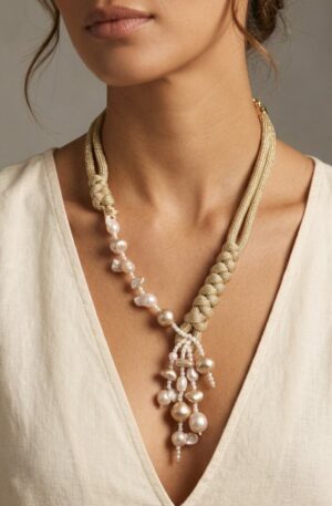 Collana lunga realizzata artigianalmente con tessuto dorato ,perle scaramazze, perle di maiorca ed elementi dorati.
lunghezza 70cm regolabile 
lunghezza ciondolo 10cm Spedizione Gratuita
