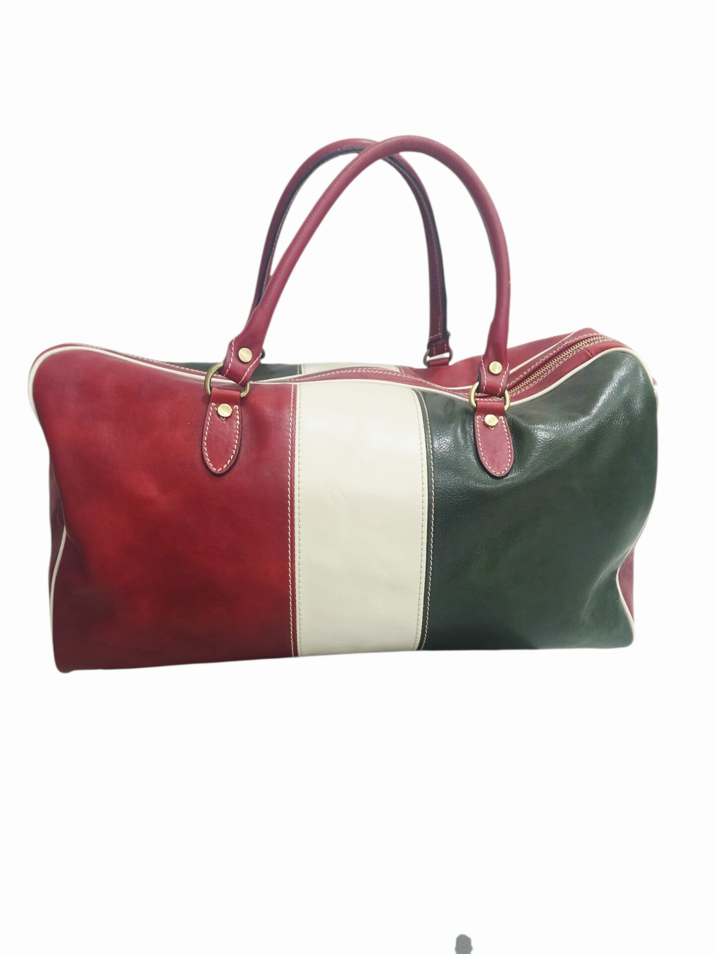 Borsone da viaggio/palestra in vera pelle,made Italy, dotato di tracolla,  interno foderato con doppie tasche laterali aperte e una laterale con zip,tacchetti sulla base.
misure L53 B25 H32 Spedizione Gratuita