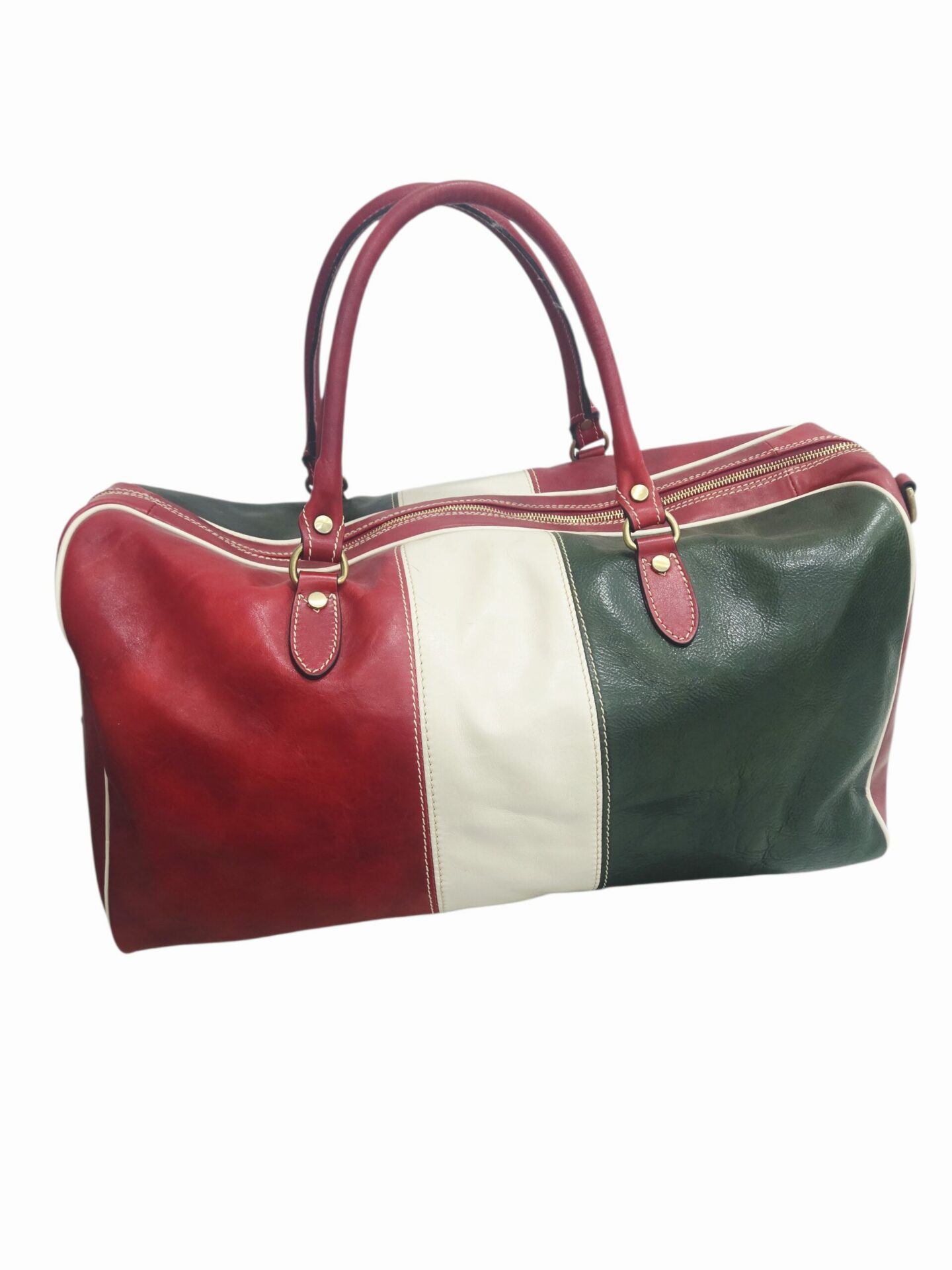 Borsone da viaggio/palestra in vera pelle,made Italy, dotato di tracolla, interno foderato con doppie tasche laterali aperte e una laterale con zip,tacchetti sulla base.
misure L53 B25 H32 Spedizione Gratuita Borsone da viaggio/palestra in vera pelle,made Italy, dotato di tracolla, interno foderato con doppie tasche laterali aperte e una laterale con zip,tacchetti sulla base.
misure L53 B25 H32 Spedizione Gratuita