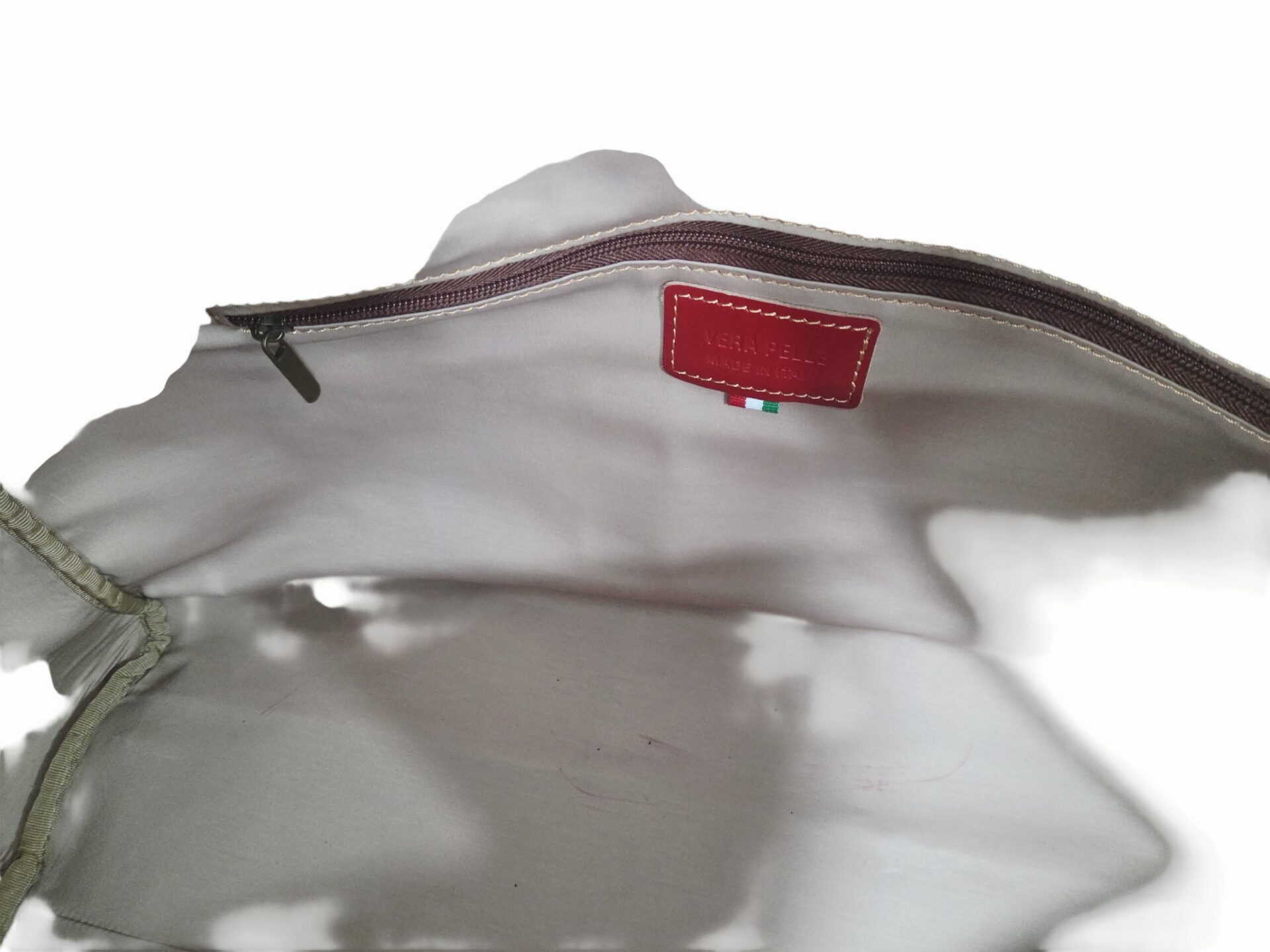 Borsone da viaggio/palestra in vera pelle,made Italy, dotato di tracolla, interno foderato con doppie tasche laterali aperte e una laterale con zip,tacchetti sulla base.
misure L53 B25 H32 Spedizione Gratuita Borsone da viaggio/palestra in vera pelle,made Italy, dotato di tracolla, interno foderato con doppie tasche laterali aperte e una laterale con zip,tacchetti sulla base.
misure L53 B25 H32 Spedizione Gratuita