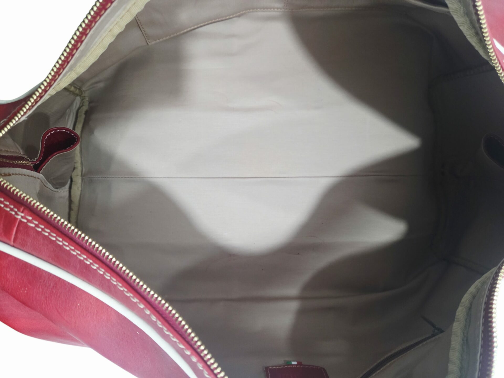 Borsone da viaggio/palestra in vera pelle,made Italy, dotato di tracolla, interno foderato con doppie tasche laterali aperte e una laterale con zip,tacchetti sulla base.
misure L53 B25 H32 Spedizione Gratuita Borsone da viaggio/palestra in vera pelle,made Italy, dotato di tracolla, interno foderato con doppie tasche laterali aperte e una laterale con zip,tacchetti sulla base.
misure L53 B25 H32 Spedizione Gratuita