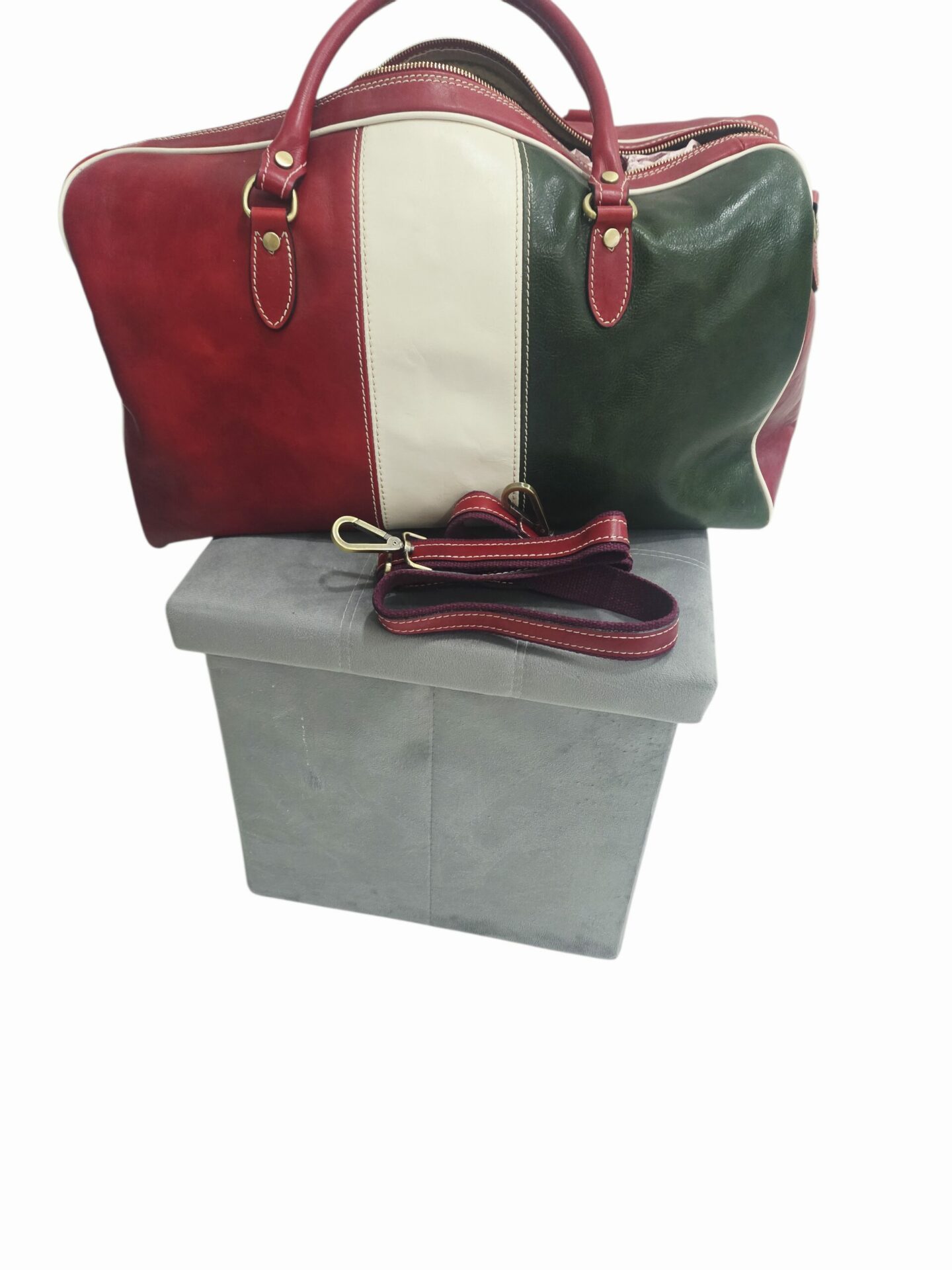 Borsone da viaggio/palestra in vera pelle,made Italy, dotato di tracolla, interno foderato con doppie tasche laterali aperte e una laterale con zip,tacchetti sulla base.
misure L53 B25 H32 Spedizione Gratuita Borsone da viaggio/palestra in vera pelle,made Italy, dotato di tracolla, interno foderato con doppie tasche laterali aperte e una laterale con zip,tacchetti sulla base.
misure L53 B25 H32 Spedizione Gratuita