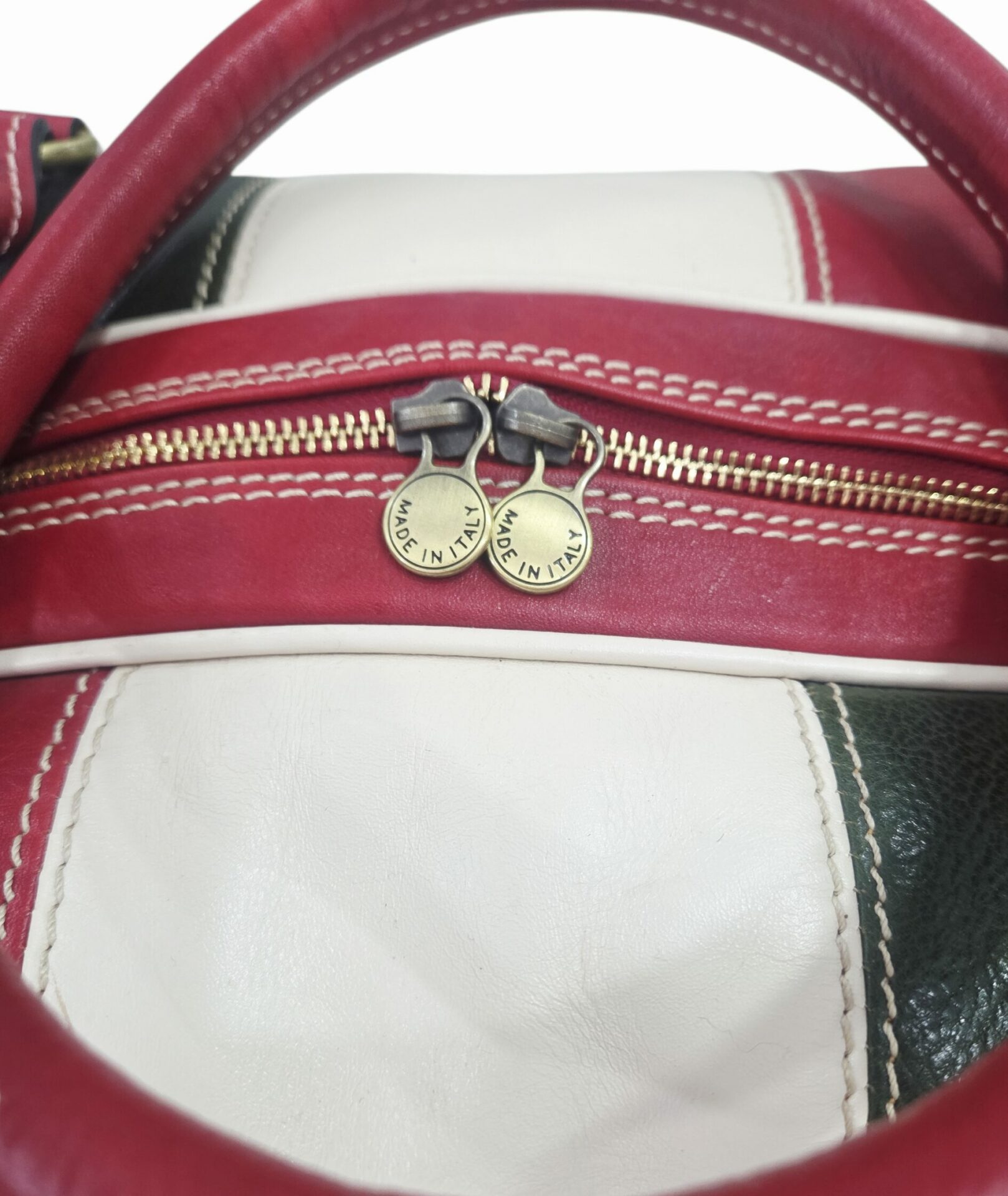 Borsone da viaggio/palestra in vera pelle,made Italy, dotato di tracolla, interno foderato con doppie tasche laterali aperte e una laterale con zip,tacchetti sulla base.
misure L53 B25 H32 Spedizione Gratuita Borsone da viaggio/palestra in vera pelle,made Italy, dotato di tracolla, interno foderato con doppie tasche laterali aperte e una laterale con zip,tacchetti sulla base.
misure L53 B25 H32 Spedizione Gratuita