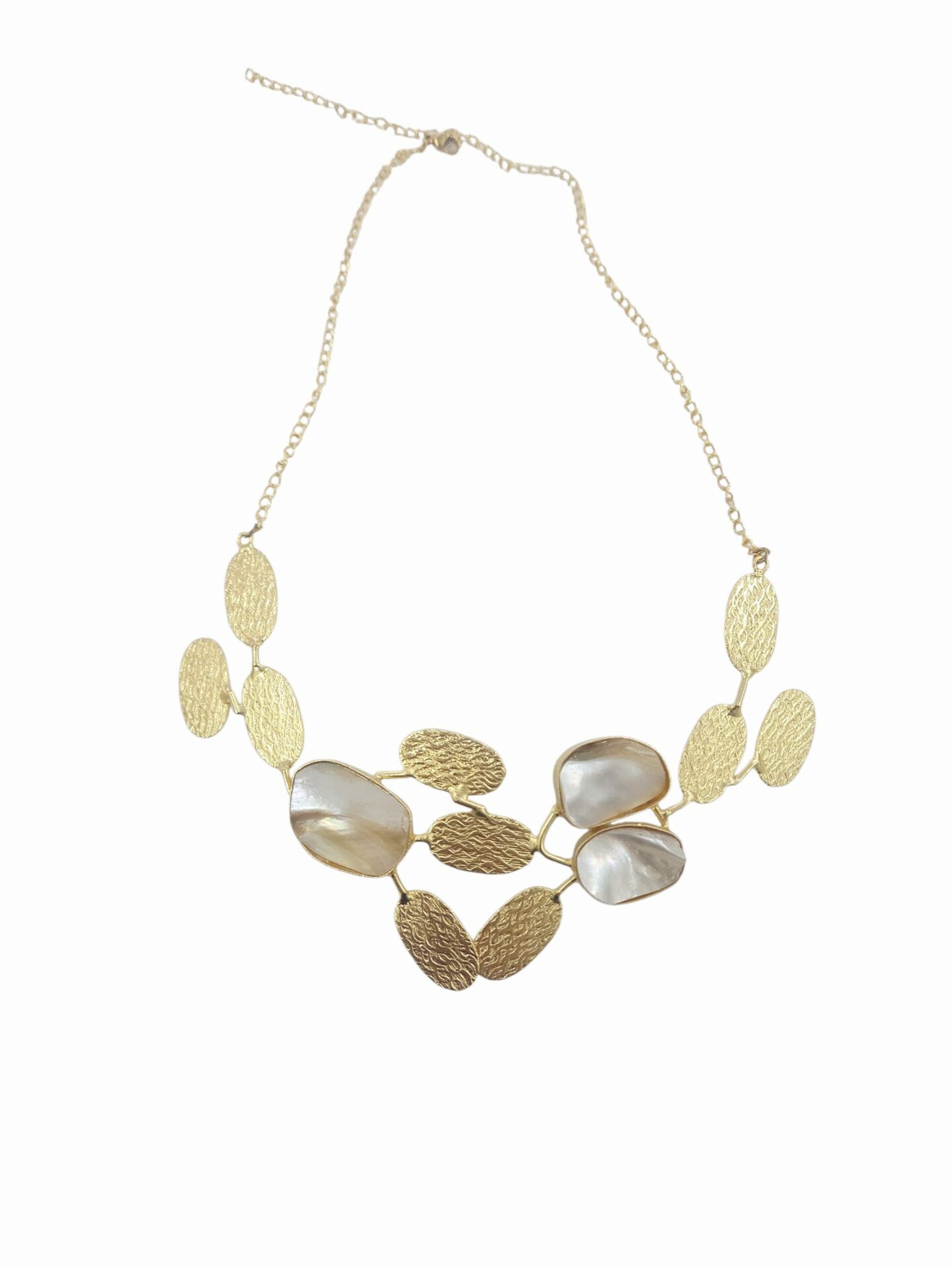 Collana girocollo realizzata con ottone e madreperla incastonata.
lunghezza regolabile 42cm Spedizione Gratuita