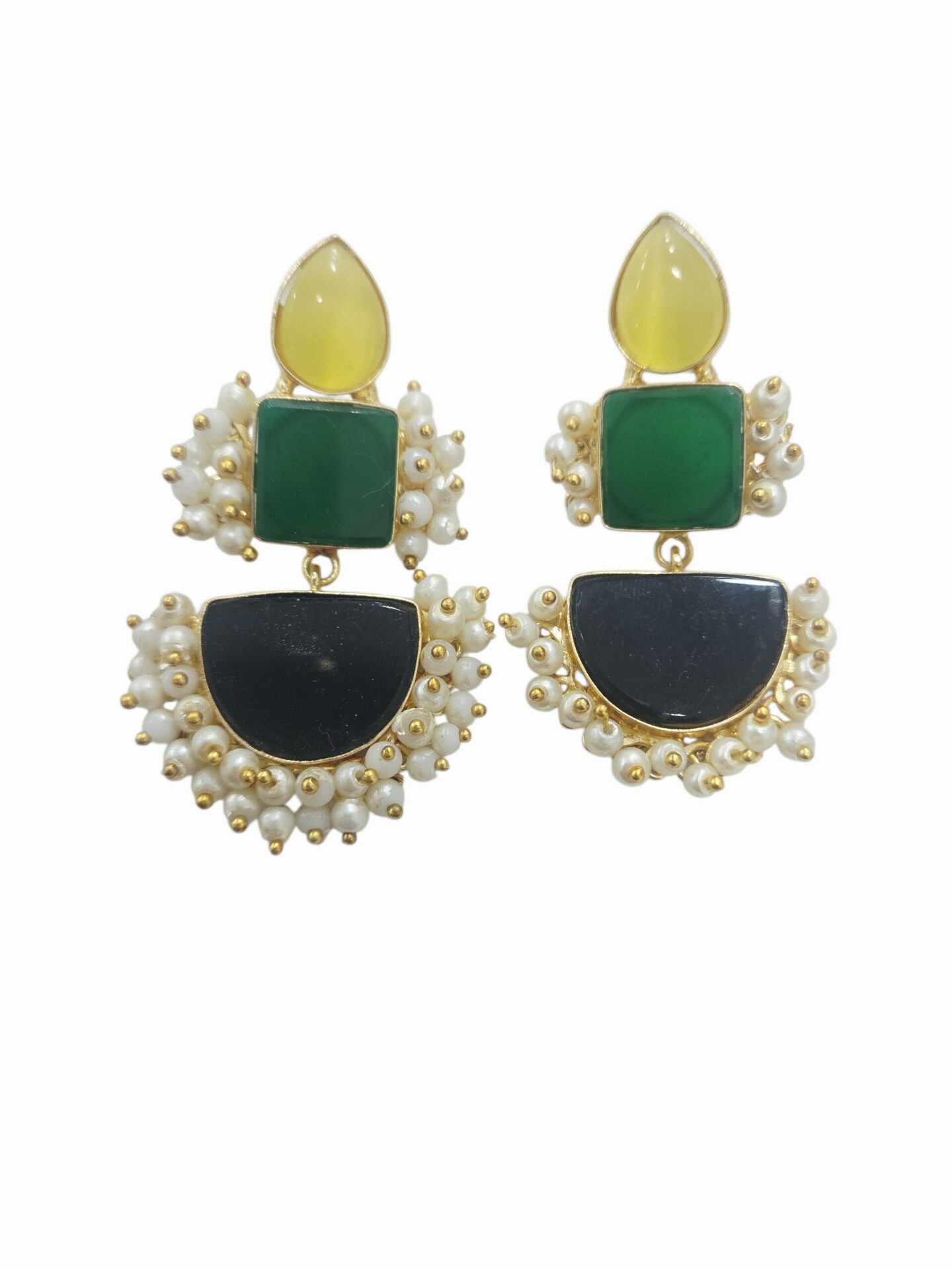 Orecchini realizzati artigianalmente con pietre naturali e perle di Maiorca incastonate nell’ottone
lunghezza 5cm
peso 11.1gr Spedizione Gratuita Orecchini realizzati artigianalmente con pietre naturali e perle di Maiorca incastonate nell’ottone
lunghezza 5cm
peso 11.1gr Spedizione Gratuita