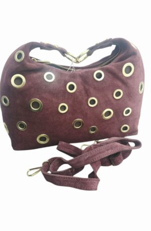 Borsa in camoscio con borchie dorate, vera pelle,made italy,  dotata di tracolla,tasca esterna con zip, interno foderato con tasche laterali, chiusura con zip. colore bordeaux scuro
misure L 31 B12 H190 Spedizione Gratuita