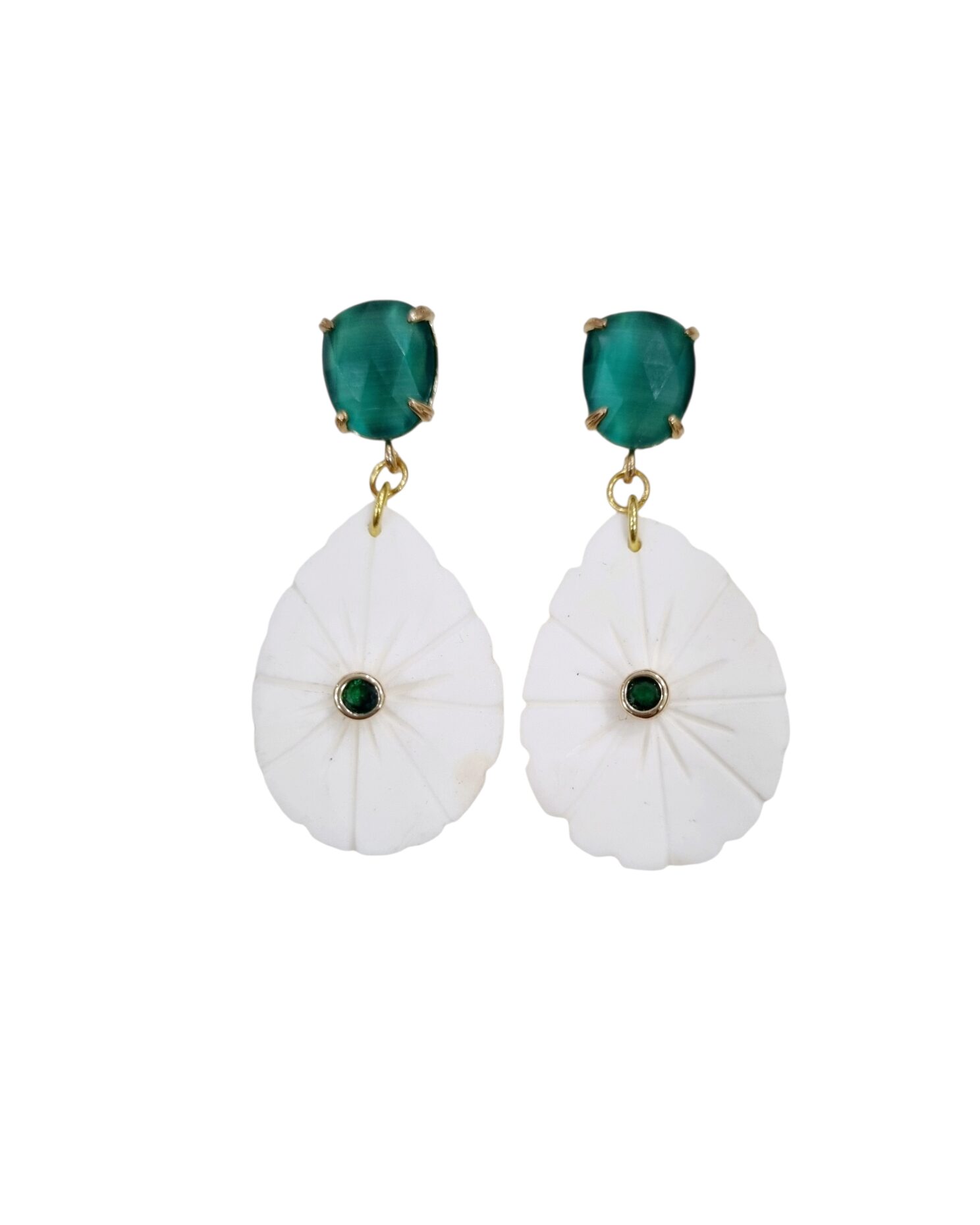 Earrings made with zircon cameo and green cat's eye pin. Length 4 cm. Weight 4.1gr. Free Shipping. Orecchini realizzati con cammeo zircone e perno occhio di gatto verdeLunghezza 4 cmPeso 4.1gr Spedizione Gratuita
