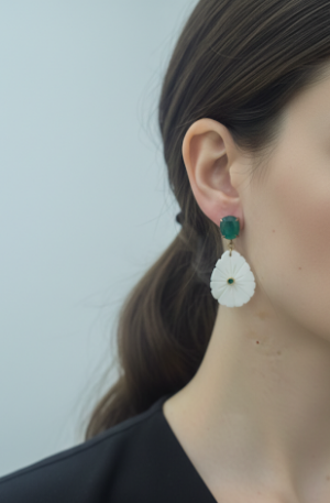 Earrings made with zircon cameo and green cat's eye pin. Length 4 cm. Weight 4.1gr. Free Shipping. Orecchini realizzati con cammeo zircone e perno occhio di gatto verdeLunghezza 4 cmPeso 4.1gr Spedizione Gratuita