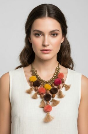 Collana girocollo regolabile realizzata con pom pom e nappine con i colori della terra ed elementi bronzati anallergici.
lunghezza 45cm Spedizione Gratuita
