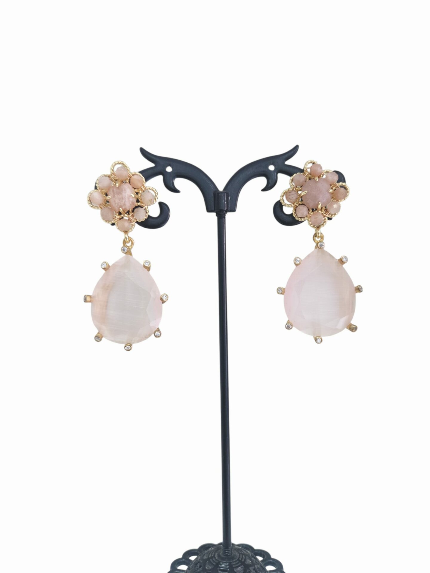 Orecchini  realizzati su base in ottone con occhio di gatto contornato da zirconi e quarzi. peso 8.4gr lunghezza 4cm Spedizione Gratuita