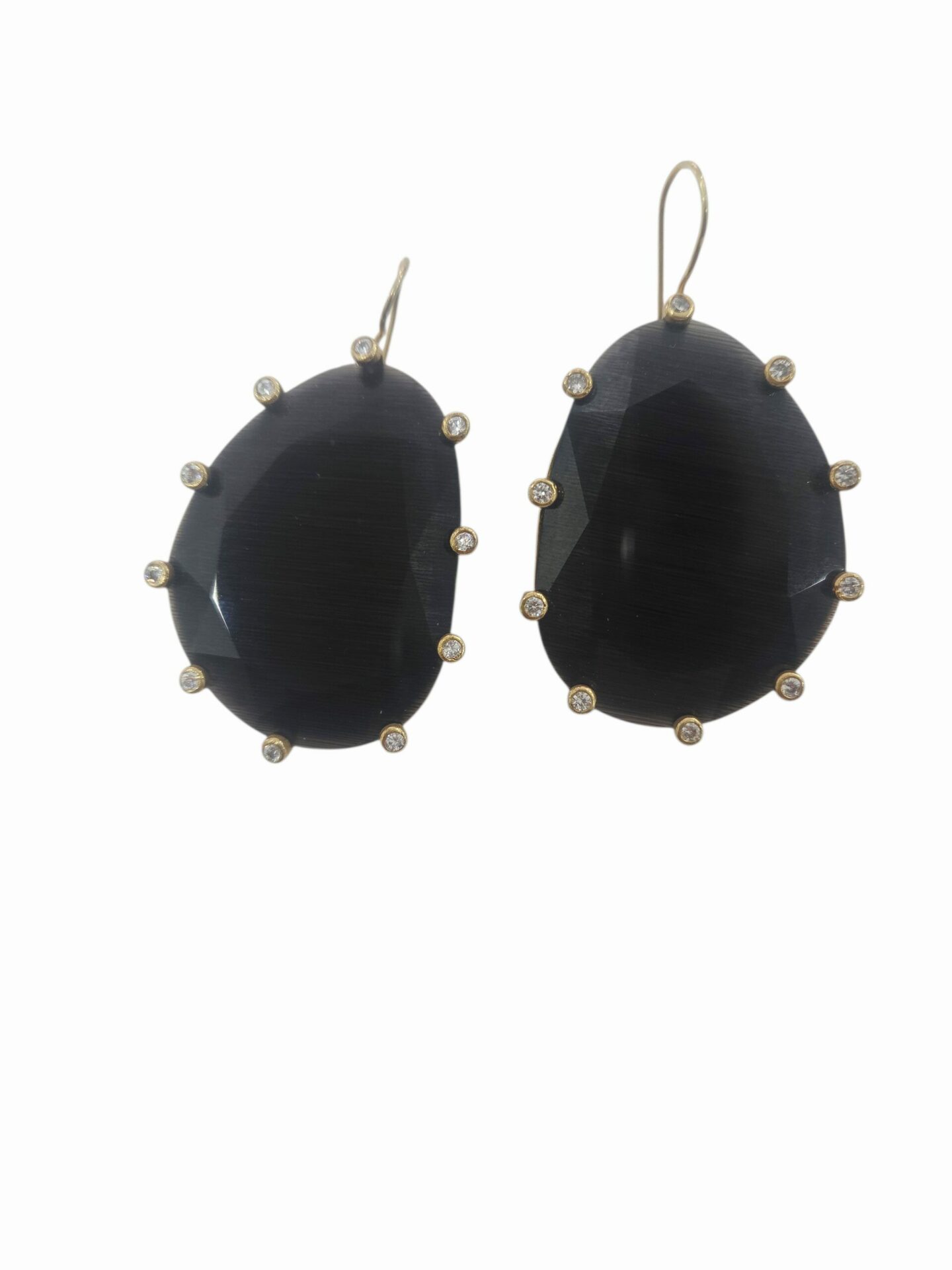 Orecchini  realizzati su base in ottone con occhio di gatto nero circondato da zirconi. monachella in ottone 
lunghezza 5.5cm
peso 11.7gr Spedizione Gratuita