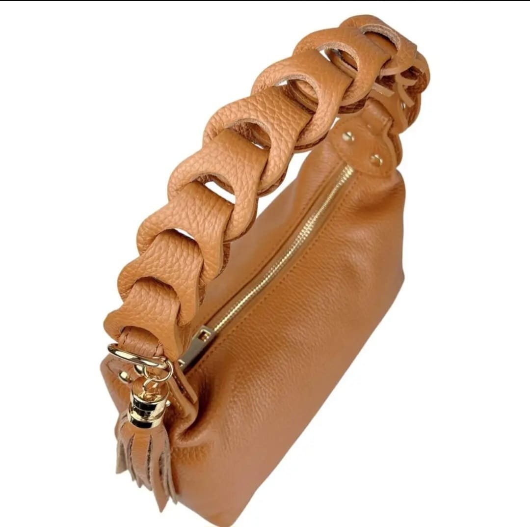 Genuine leather bag, made in Italy, with woven handle, shoulder strap, lined interior with side pockets. Dimensions: H16 W12 L27 Free shipping Borsa in vera pelle , made italy, con manico intreccio,dotata di tracolla,interno foderato con tasche laterali. Misure H16 B12 L 27 Spedizione Gratuita