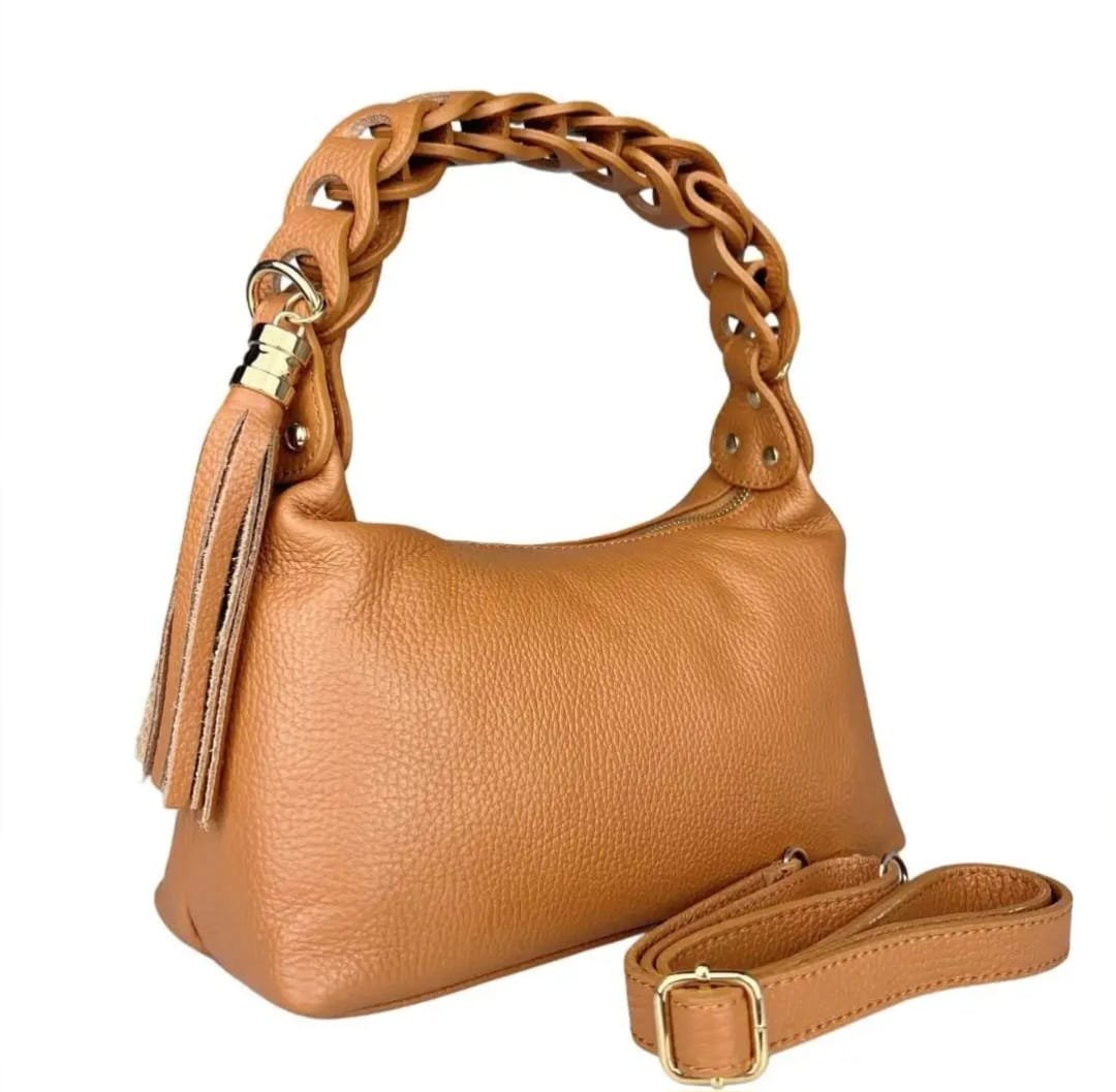 Genuine leather bag, made in Italy, with woven handle, shoulder strap, lined interior with side pockets. Dimensions: H16 W12 L27 Free shipping Borsa in vera pelle , made italy, con manico intreccio,dotata di tracolla,interno foderato con tasche laterali. Misure H16 B12 L 27 Spedizione Gratuita