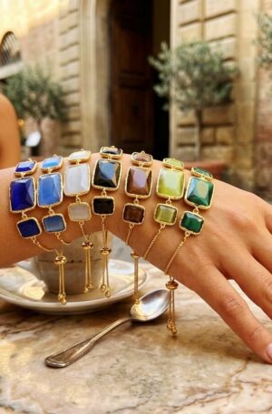 Bracciali regolabili realizzati con occhio di gatto ed ottone,finale con zirconi bianchi. Spedizione Gratuita
