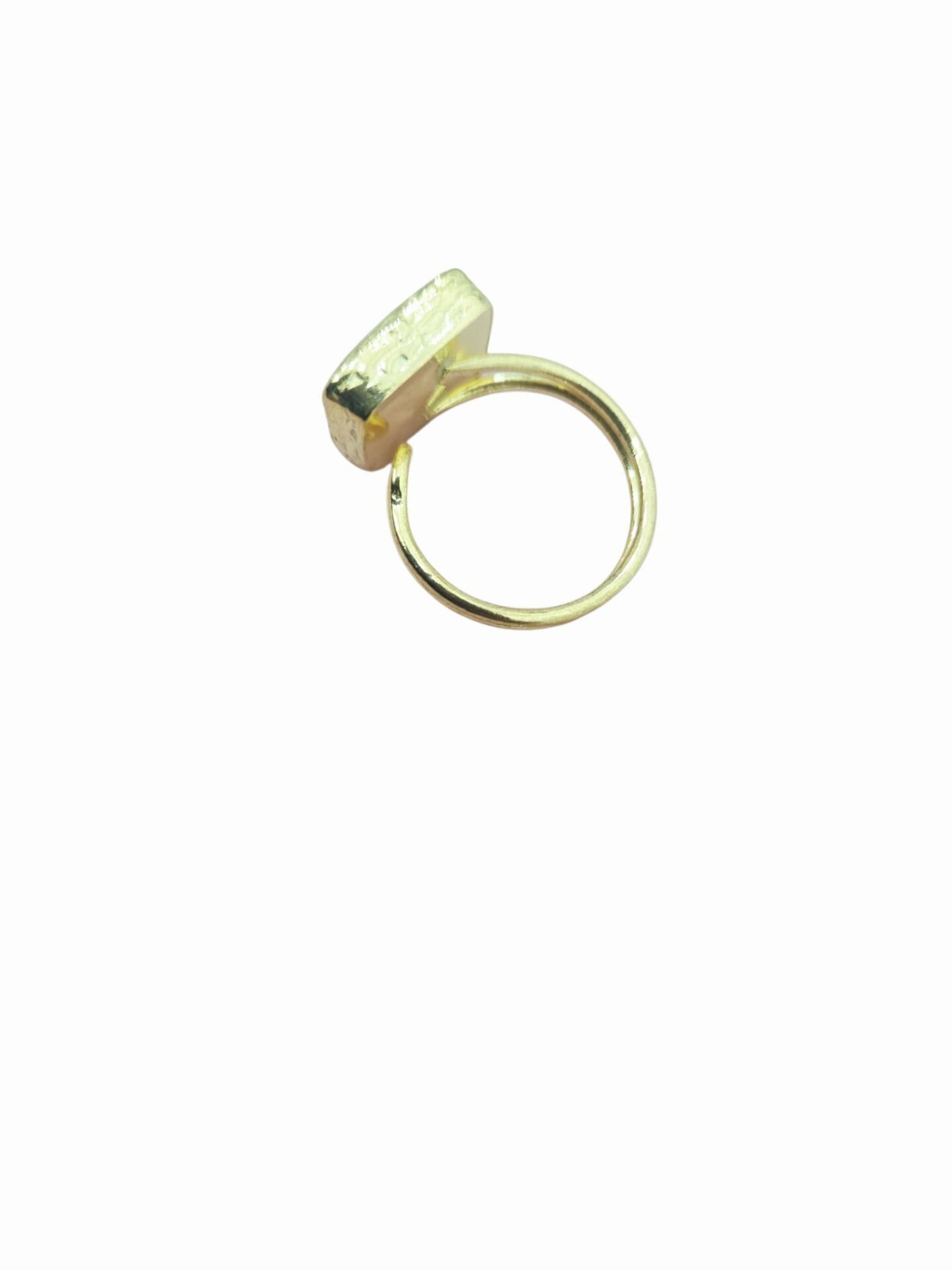 Anelli regolabili realizzati con pietra quadrata occhio di gatto ed ottone. 

Misura quadrato 1,5 cm Spedizione Gratuita