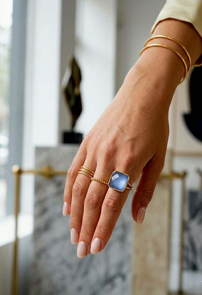 Adjustable rings made with a square cat's eye stone and brass. Square size 1.5 cm. Free shipping Anelli regolabili realizzati con pietra quadrata occhio di gatto ed ottone. Misura quadrato 1,5 cm Spedizione Gratuita