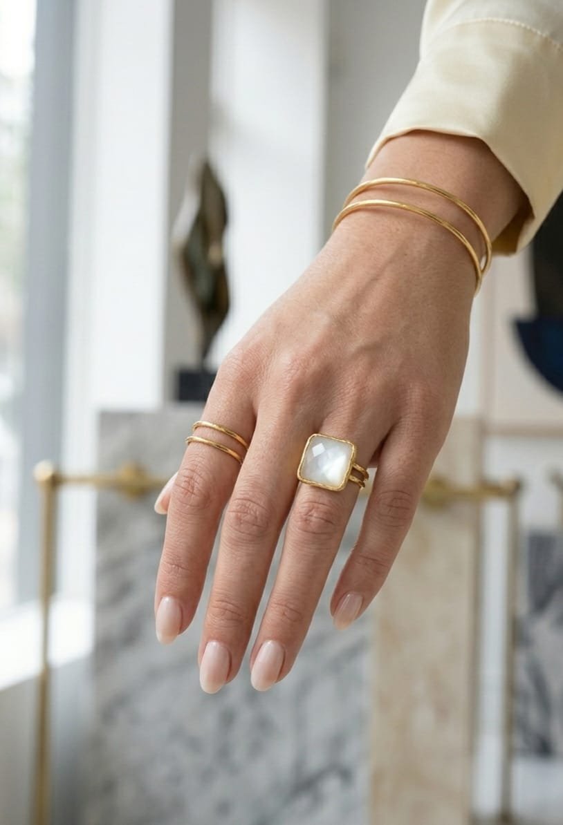 Adjustable rings made with a square cat's eye stone and brass. Square size 1.5 cm. Free shipping Anelli regolabili realizzati con pietra quadrata occhio di gatto ed ottone. Misura quadrato 1,5 cm Spedizione Gratuita