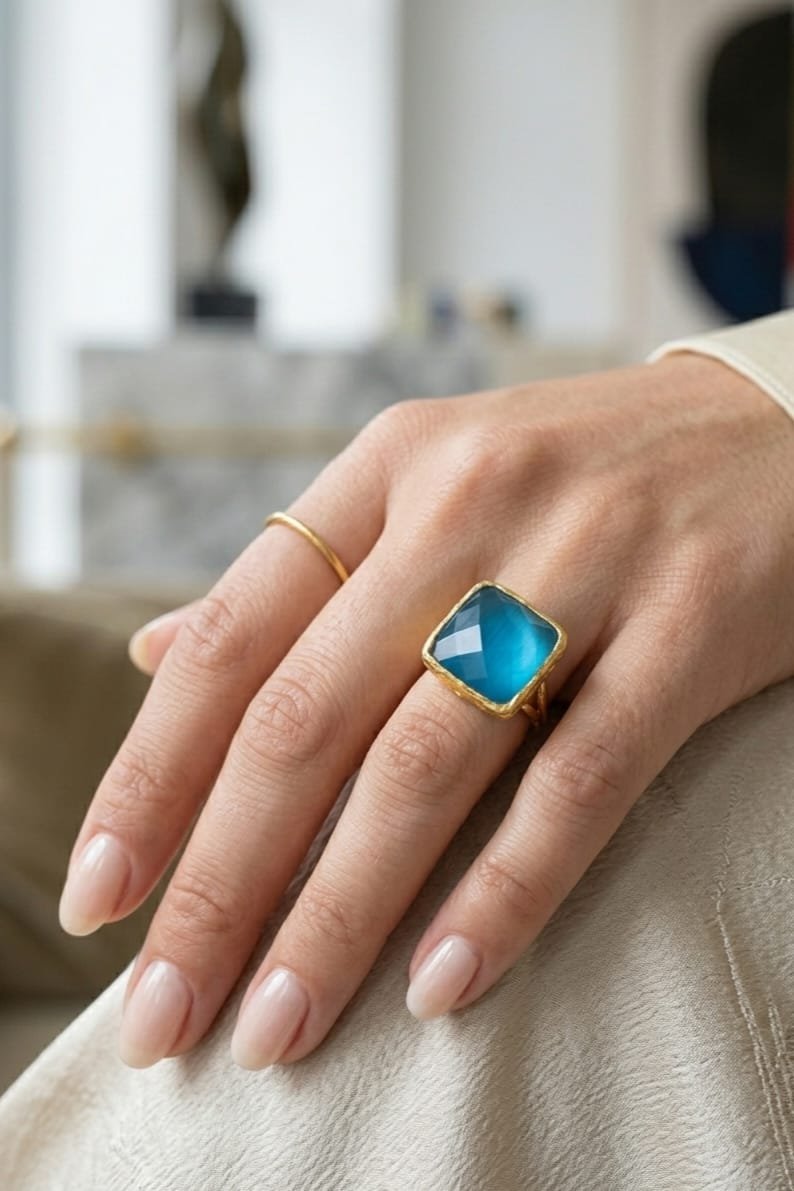 Adjustable rings made with a square cat's eye stone and brass. Square size 1.5 cm. Free shipping Anelli regolabili realizzati con pietra quadrata occhio di gatto ed ottone. Misura quadrato 1,5 cm Spedizione Gratuita