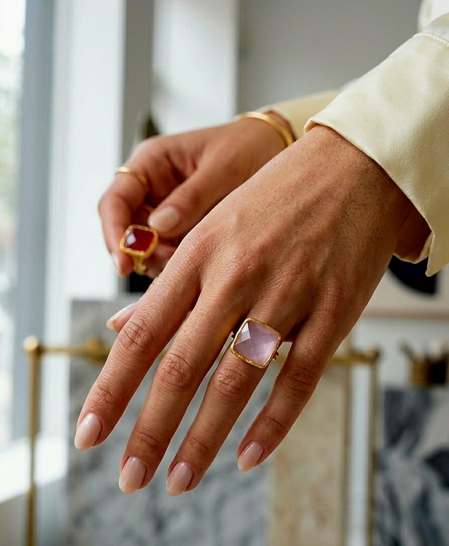 Adjustable rings made with a square cat's eye stone and brass. Square size 1.5 cm. Free shipping Anelli regolabili realizzati con pietra quadrata occhio di gatto ed ottone. Misura quadrato 1,5 cm Spedizione Gratuita