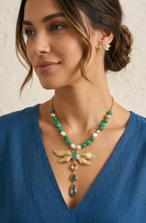 Collana lunga, possibilità di farla anche corta realizzata con agata verde, perle di fiume,ematite e ciondolo libellula in ottone con quarzi e pietre naturali.lunghezza collana 76cmlunghezza ciondolo 9 cm Spedizione Gratuita