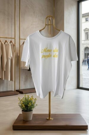 T shirt manica corta con scritta ricamata “meno dai meglio stai” taglia unica, vestibilità morbida.
composizione 95% cotone 5% elastame Spedizione Gratuita T shirt manica corta con scritta ricamata “meno dai meglio stai” taglia unica, vestibilità morbida.
composizione 95% cotone 5% elastame Spedizione Gratuita