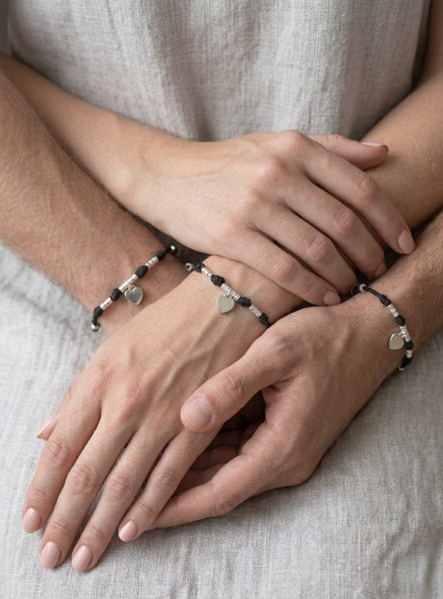 Bracciale modello dodo regolabile,unisex, realizzato con tessuto nero lavabile,dadini e ciondolo cuore in argento925 Spedizione Gratuita