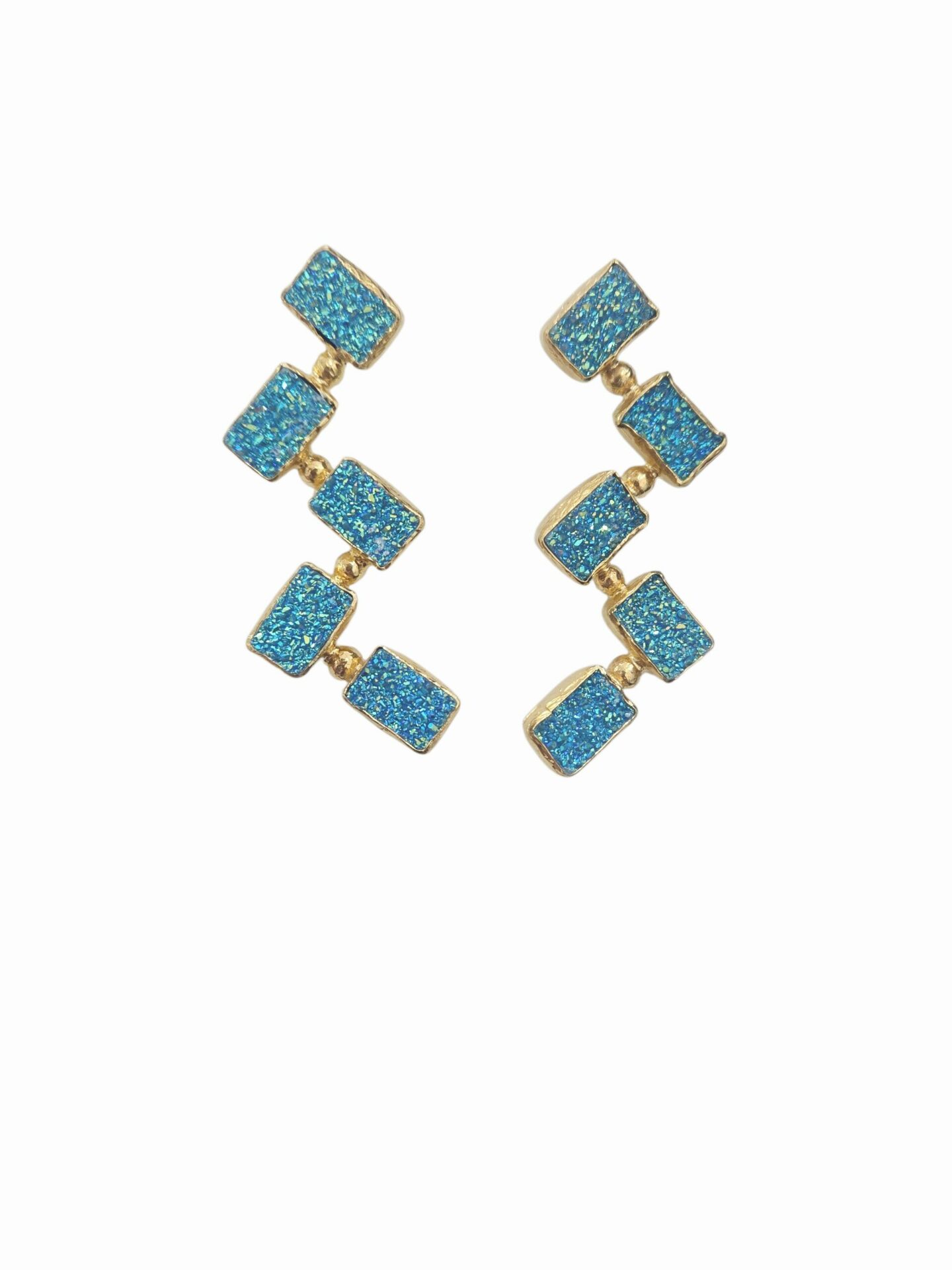 Orecchini realizzati con pietra turchese glitter su base in ottone
lunghezza 5cm
peso 5.9gr Spedizione Gratuita