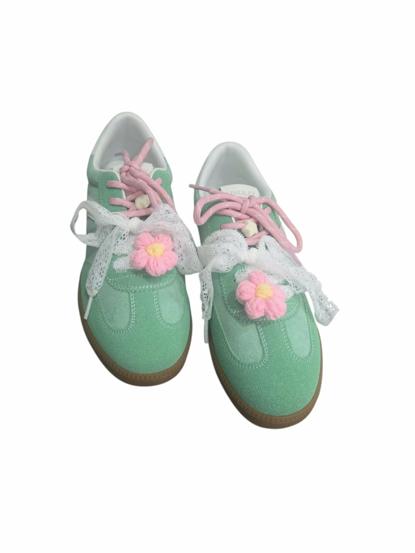 Green suede sneakers with double pink and lace laces, removable star and flower appliques. Comfortable with a non-slip sole. Free shipping Sneakers scamosciate verdi con doppia lacci rosa ed in pizzo, applicazioni stella e fiore estraibili. Comode con suola antiscivolo. Spedizione Gratuita