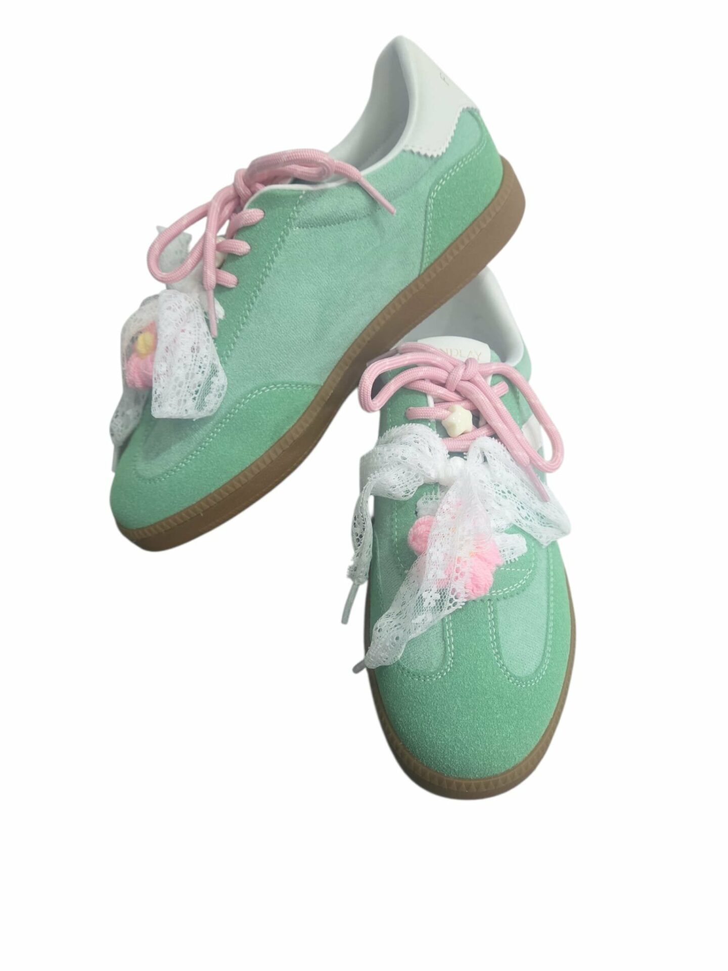 Green suede sneakers with double pink and lace laces, removable star and flower appliques. Comfortable with a non-slip sole. Free shipping Sneakers scamosciate verdi con doppia lacci rosa ed in pizzo, applicazioni stella e fiore estraibili. Comode con suola antiscivolo. Spedizione Gratuita