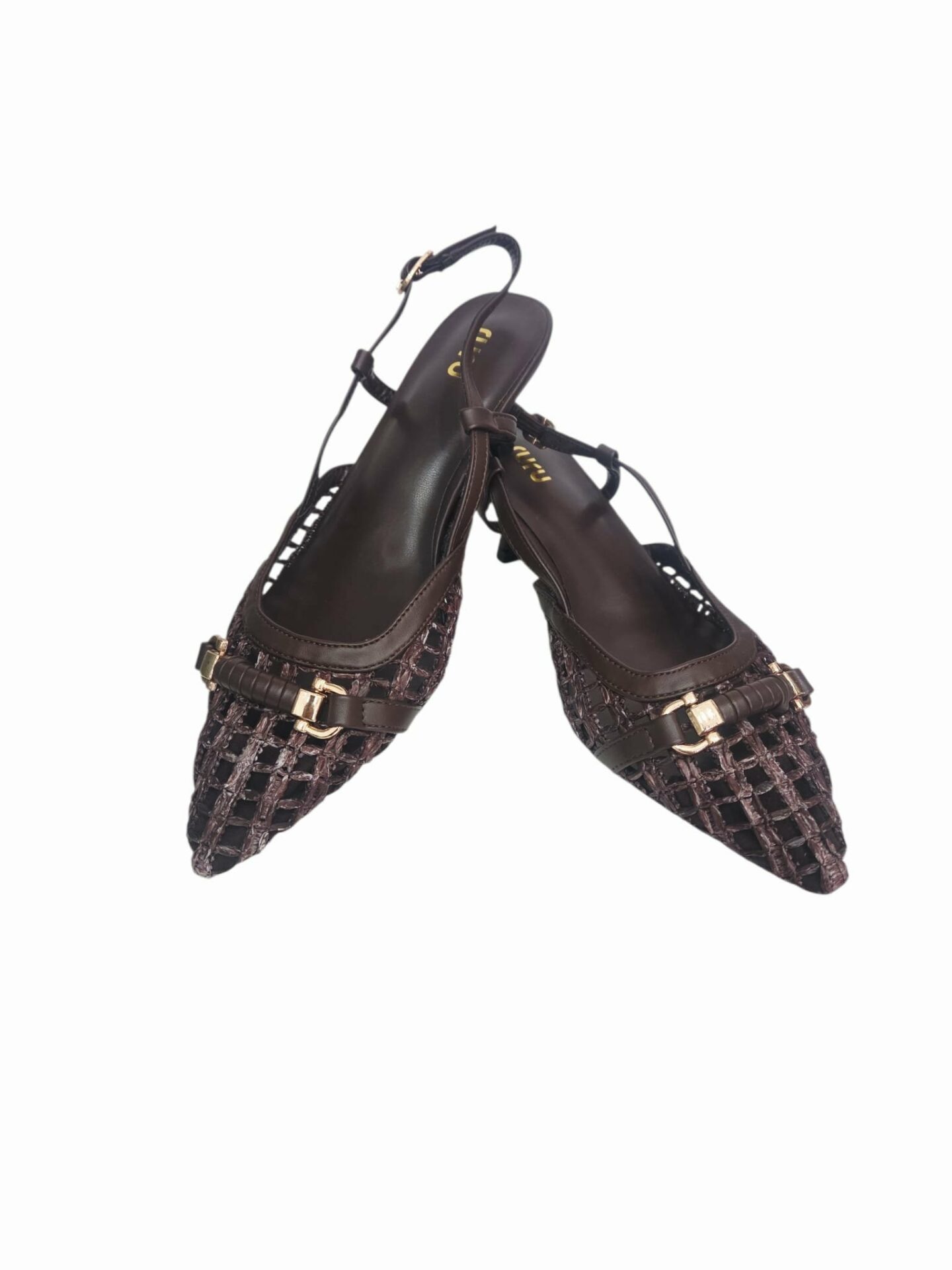 Brown rattan and faux leather pumps with buckle and a 6cm heel. Soft and comfortable. Side buckle. Free shipping Décolleté in rattan ed ecopelle marrone con fibia, tacchetto sottile 6cm. Morbide e comode.fibietta laterale. Spedizione Gratuita