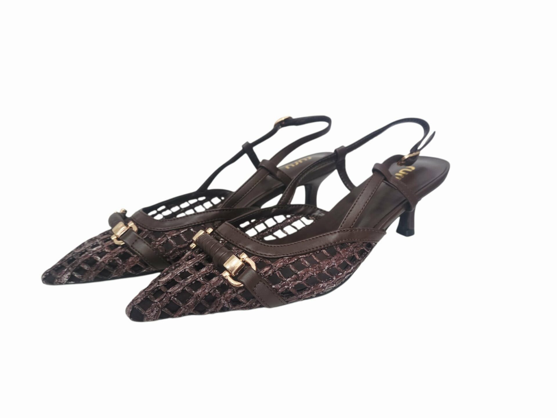 Brown rattan and faux leather pumps with buckle and a 6cm heel. Soft and comfortable. Side buckle. Free shipping Décolleté in rattan ed ecopelle marrone con fibia, tacchetto sottile 6cm. Morbide e comode.fibietta laterale. Spedizione Gratuita