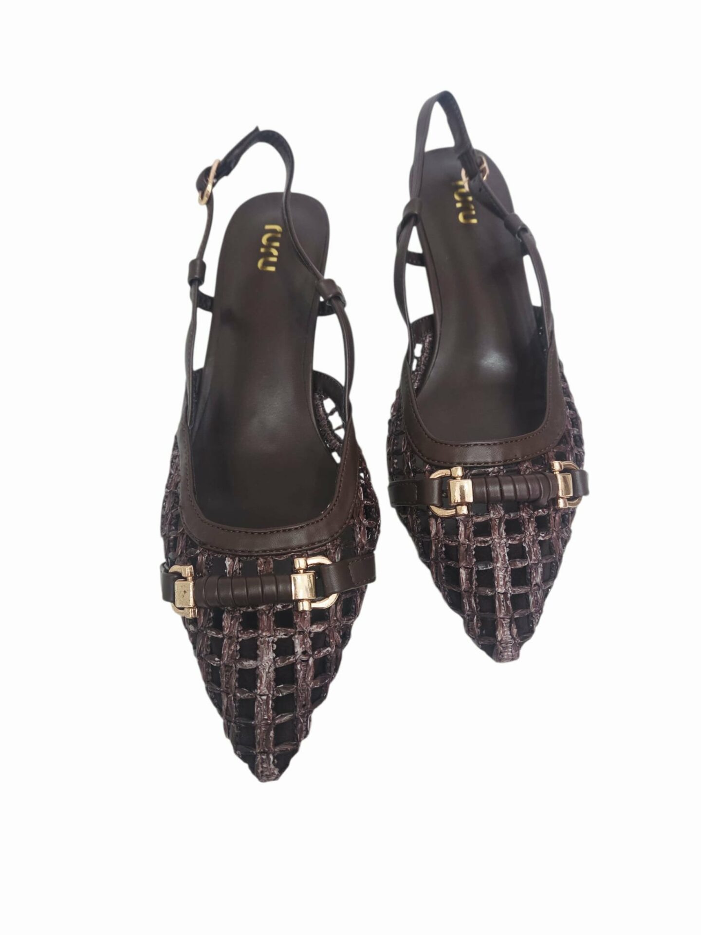 Brown rattan and faux leather pumps with buckle and a 6cm heel. Soft and comfortable. Side buckle. Free shipping Décolleté in rattan ed ecopelle marrone con fibia, tacchetto sottile 6cm. Morbide e comode.fibietta laterale. Spedizione Gratuita
