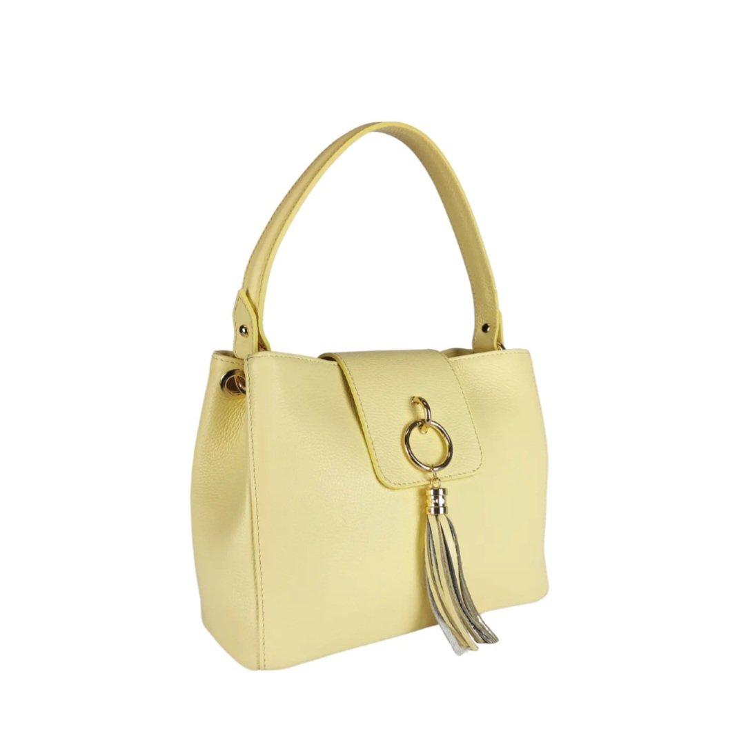 Genuine leather bag, made in Italy, with a wide handle, flap with a gold circle and tassel, zip closure, lined interior with internal pockets, and a zip pocket on the back. Equipped with a shoulder strap. Dimensions: H22 W14 L28. Color: pastel yellow. Free shipping Borsa in vera pelle,made Italy,con manico ampio, pattina con cerchio dorato e nappina,chiusura con zip interno foderato con tasche interne,tasca con zip sul retro.Dotata di tracolla. misure H22 B14 L28colore giallo pastello Spedizione Gratuita