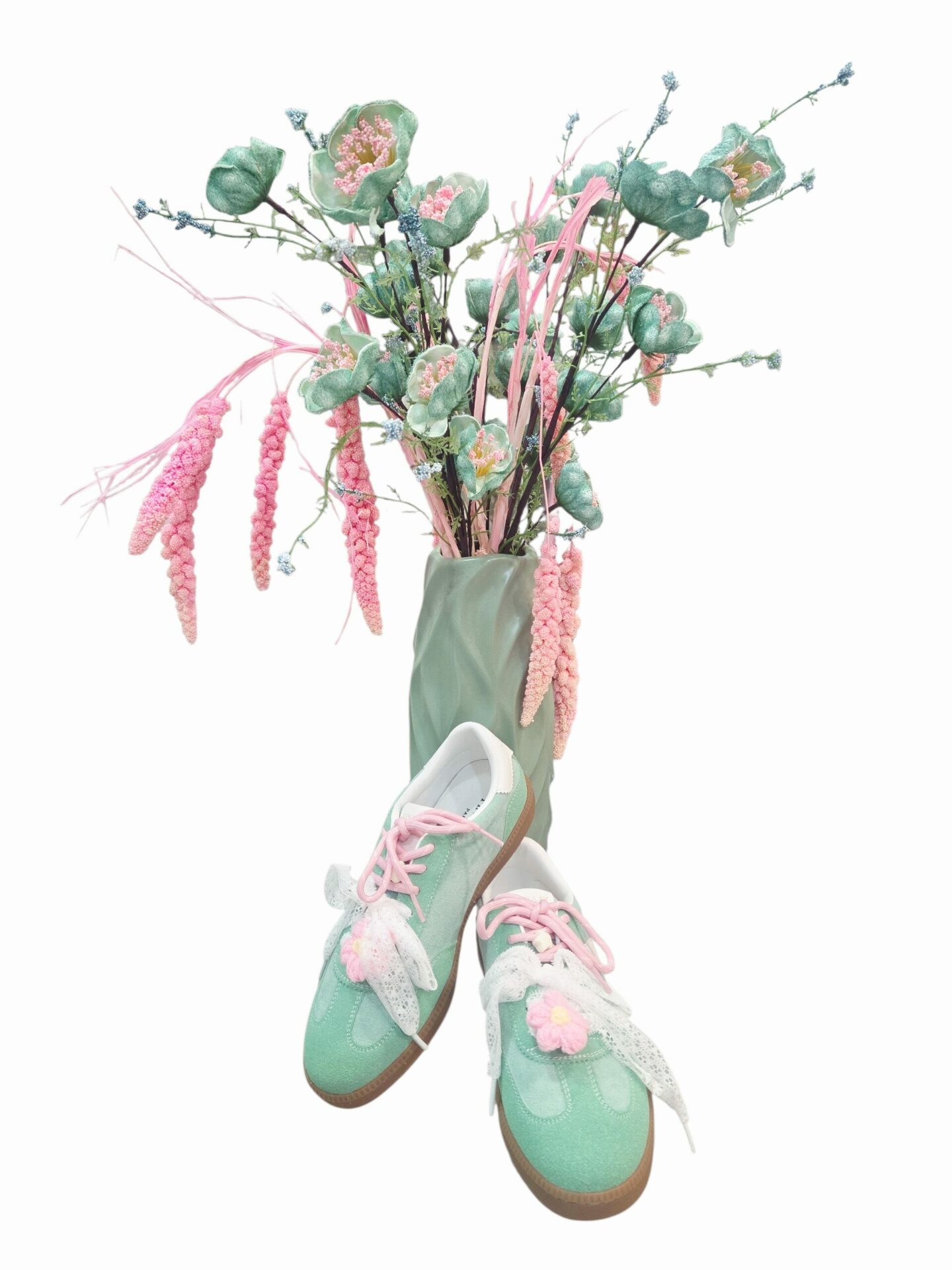 Green suede sneakers with double pink and lace laces, removable star and flower appliques. Comfortable with a non-slip sole. Free shipping Sneakers scamosciate verdi con doppia lacci rosa ed in pizzo, applicazioni stella e fiore estraibili. Comode con suola antiscivolo. Spedizione Gratuita