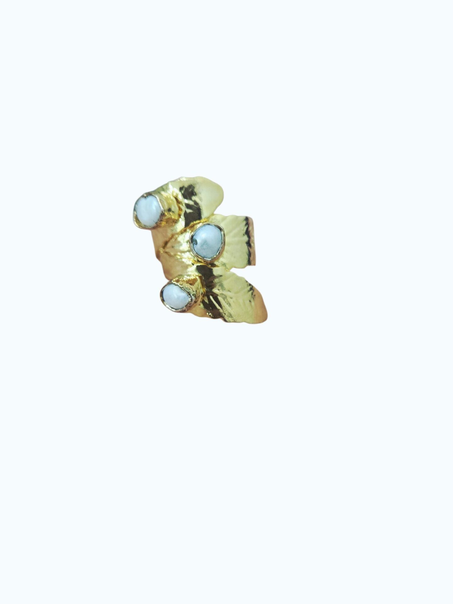 Anello fascione regolabile realizzato in ottone battuto e perle di fiume incastonate Spedizione Gratuita Anello fascione regolabile realizzato in ottone battuto e perle di fiume incastonate Spedizione Gratuita