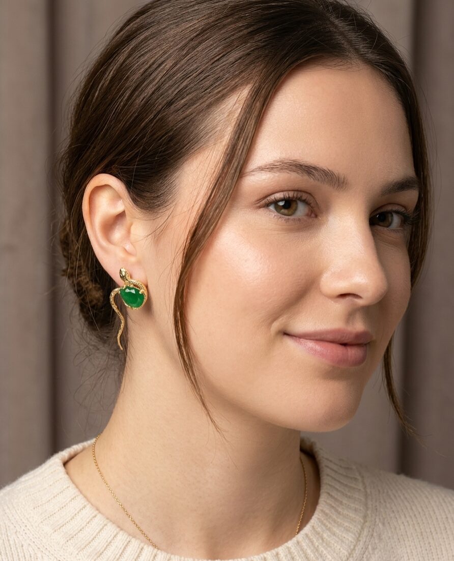 Handcrafted snake earrings with emerald green cat's eye and brass, length 3.5cm, weight 4.5g Free shipping Orecchini serpentello realizzati artigianalmente con occhio di gatto verde smeraldo ed ottonelunghezza 3.5cmpeso 4.5 gr Spedizione Gratuita