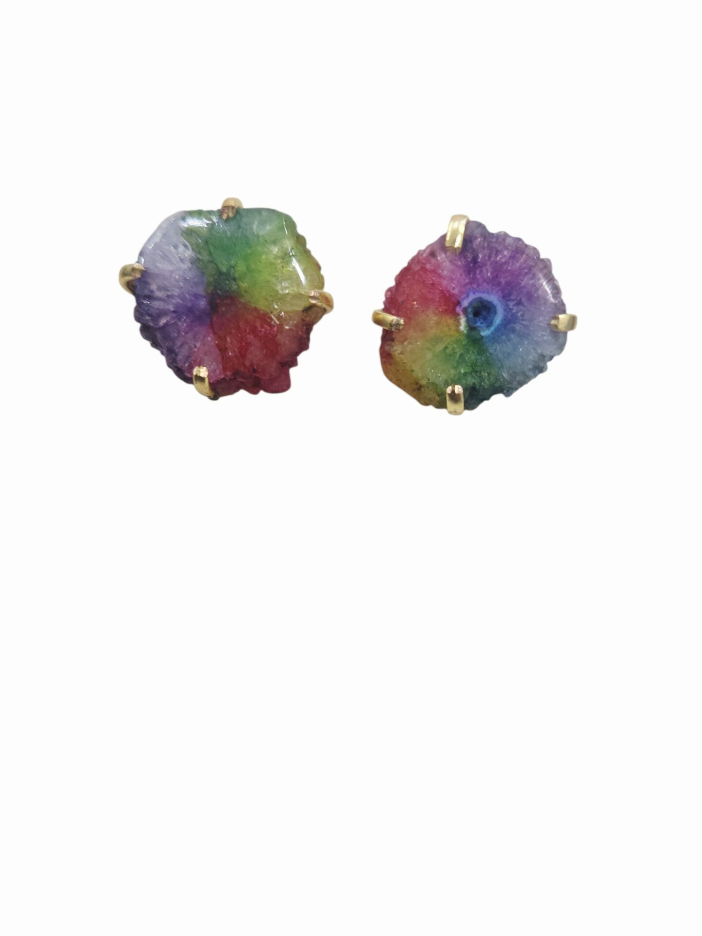 Orecchini lobo realizzati con geode arcobaleno su base in ottone 
peso 5.7gr
lunghezza 1cm Spedizione Gratuita