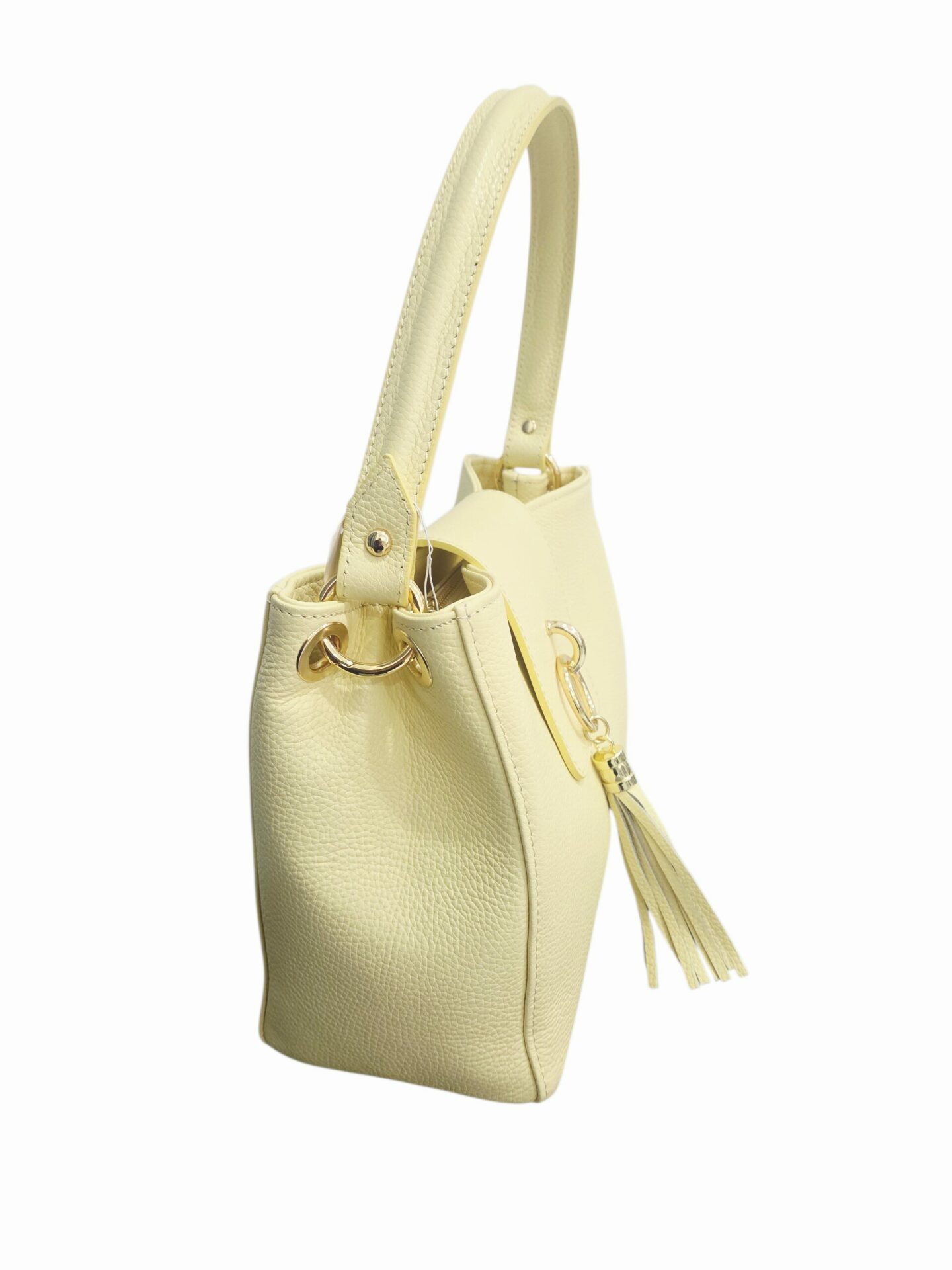 Borsa in vera pelle,made Italy,con manico ampio, pattina con cerchio dorato e nappina,chiusura con zip interno foderato con tasche interne,tasca con zip sul retro.Dotata di tracolla. misure H22 B14 L28colore giallo pastello Spedizione Gratuita
