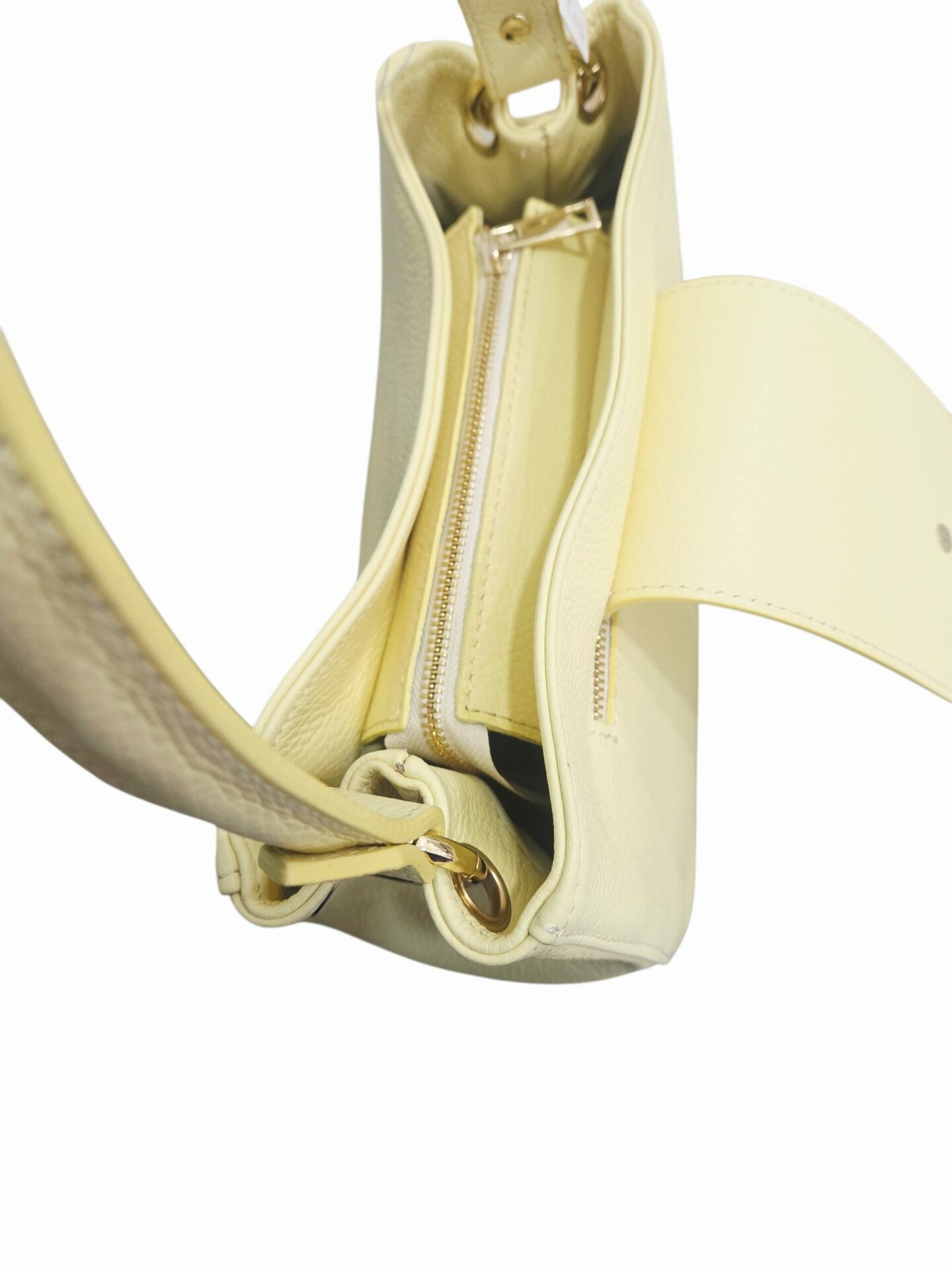 Genuine leather bag, made in Italy, with a wide handle, flap with a gold circle and tassel, zip closure, lined interior with internal pockets, and a zip pocket on the back. Equipped with a shoulder strap. Dimensions: H22 W14 L28. Color: pastel yellow. Free shipping Borsa in vera pelle,made Italy,con manico ampio, pattina con cerchio dorato e nappina,chiusura con zip interno foderato con tasche interne,tasca con zip sul retro.Dotata di tracolla. misure H22 B14 L28colore giallo pastello Spedizione Gratuita