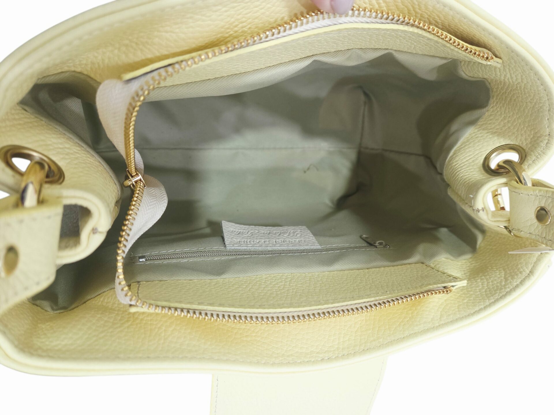 Genuine leather bag, made in Italy, with a wide handle, flap with a gold circle and tassel, zip closure, lined interior with internal pockets, and a zip pocket on the back. Equipped with a shoulder strap. Dimensions: H22 W14 L28. Color: pastel yellow. Free shipping Borsa in vera pelle,made Italy,con manico ampio, pattina con cerchio dorato e nappina,chiusura con zip interno foderato con tasche interne,tasca con zip sul retro.Dotata di tracolla. misure H22 B14 L28colore giallo pastello Spedizione Gratuita