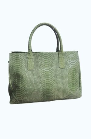 Maxi bags, borsa in vera pelle,made Italy, con tre scomparti interni foderati e tasche laterali,centrale con zip. Dotata di tracolla e chiusura con zip.Ampia,comoda e leggera
misure L 40 B22  H28 Spedizione Gratuita