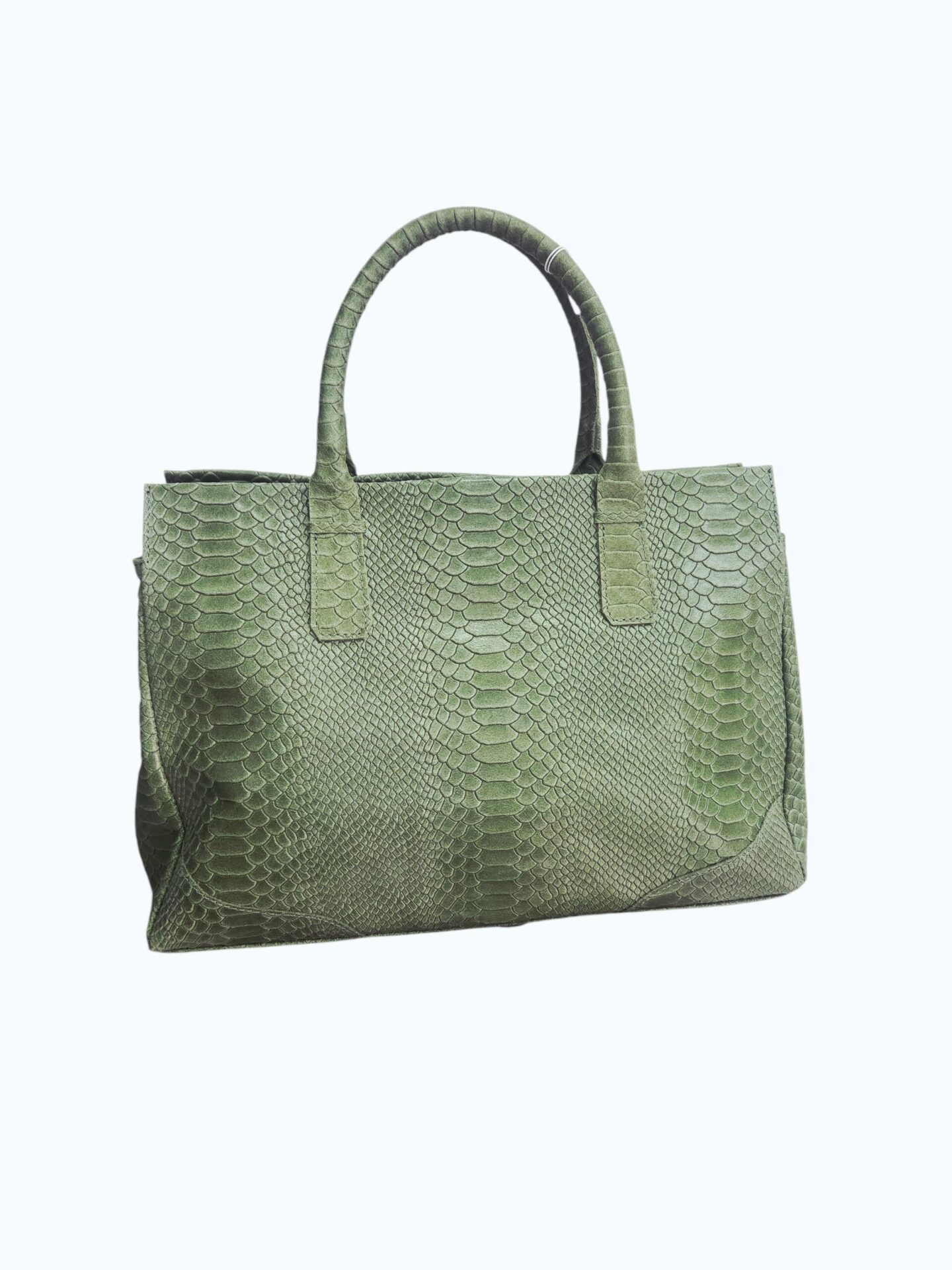 Maxi bags, genuine leather bag, made in Italy, with three lined internal compartments and side pockets, central zip pocket. Equipped with shoulder strap and zip closure. Spacious, comfortable and lightweight. Dimensions: L 40 W 22 H 28 Free shipping Maxi bags, borsa in vera pelle,made Italy, con tre scomparti interni foderati e tasche laterali,centrale con zip. Dotata di tracolla e chiusura con zip.Ampia,comoda e leggeramisure L 40 B22 H28 Spedizione Gratuita