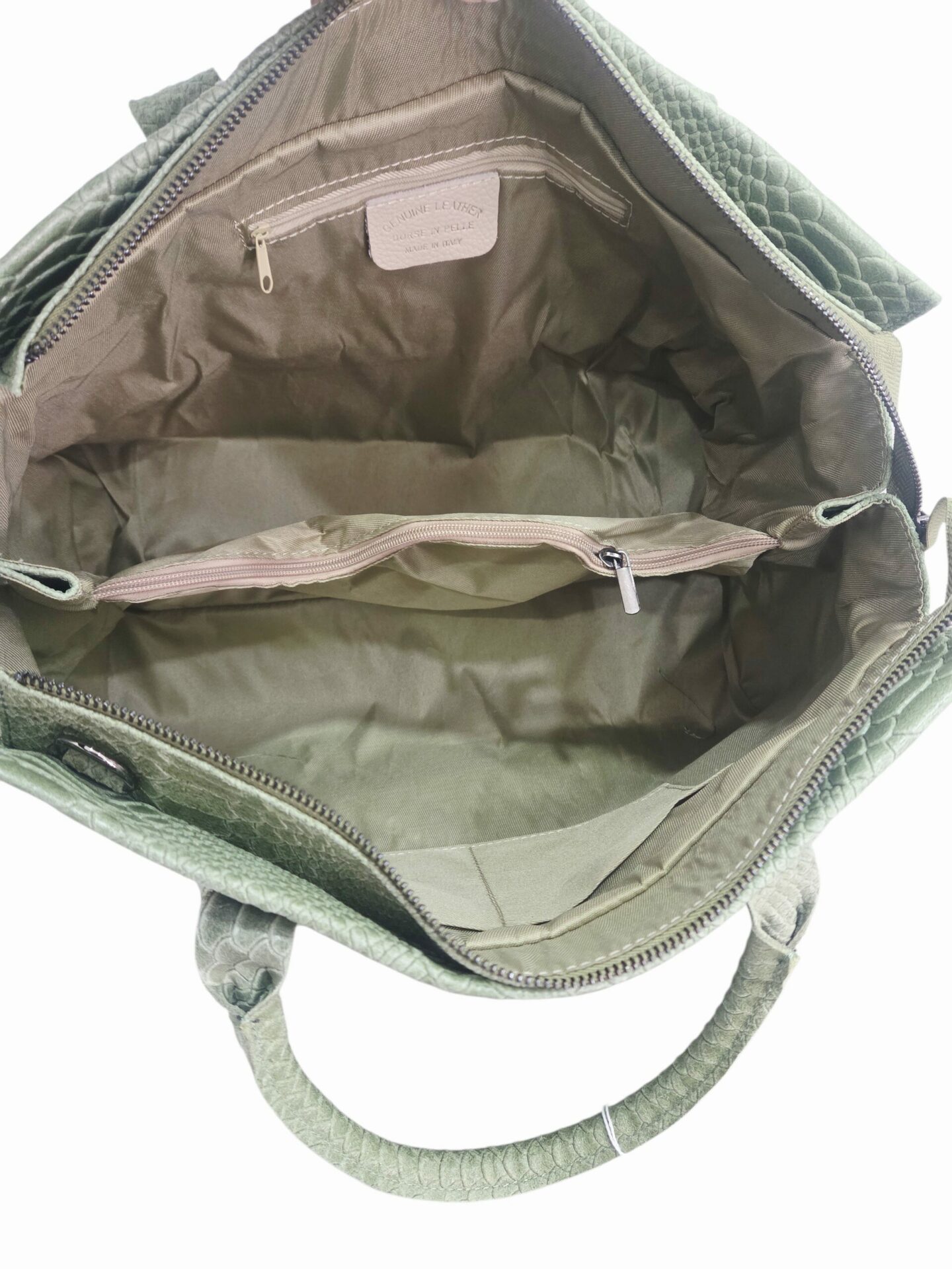 Maxi bags, genuine leather bag, made in Italy, with three lined internal compartments and side pockets, central zip pocket. Equipped with shoulder strap and zip closure. Spacious, comfortable and lightweight. Dimensions: L 40 W 22 H 28 Free shipping Maxi bags, borsa in vera pelle,made Italy, con tre scomparti interni foderati e tasche laterali,centrale con zip. Dotata di tracolla e chiusura con zip.Ampia,comoda e leggeramisure L 40 B22 H28 Spedizione Gratuita
