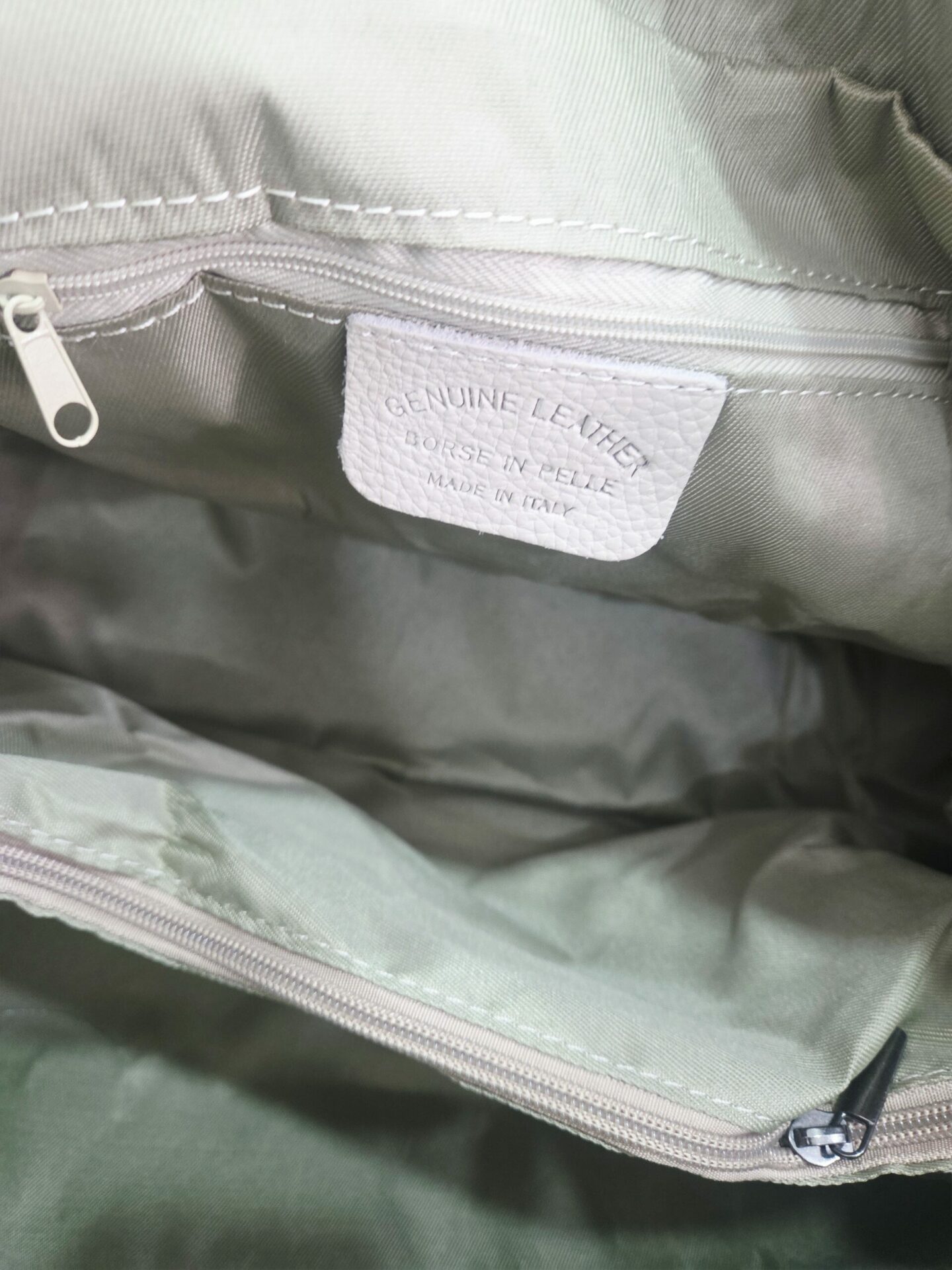 Maxi bags, genuine leather bag, made in Italy, with three lined internal compartments and side pockets, central zip pocket. Equipped with shoulder strap and zip closure. Spacious, comfortable and lightweight. Dimensions: L 40 W 22 H 28 Free shipping Maxi bags, borsa in vera pelle,made Italy, con tre scomparti interni foderati e tasche laterali,centrale con zip. Dotata di tracolla e chiusura con zip.Ampia,comoda e leggeramisure L 40 B22 H28 Spedizione Gratuita