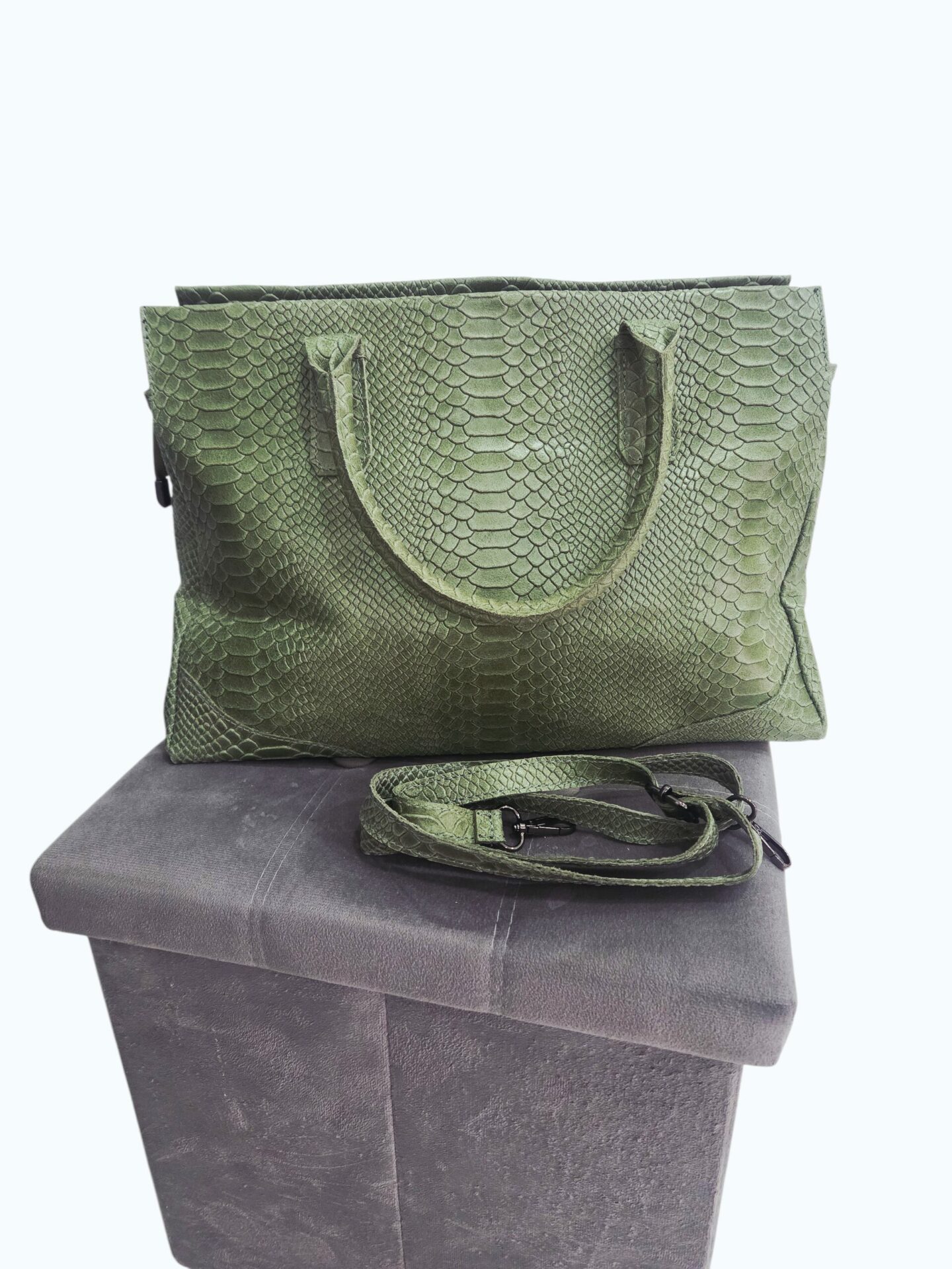 Maxi bags, genuine leather bag, made in Italy, with three lined internal compartments and side pockets, central zip pocket. Equipped with shoulder strap and zip closure. Spacious, comfortable and lightweight. Dimensions: L 40 W 22 H 28 Free shipping Maxi bags, borsa in vera pelle,made Italy, con tre scomparti interni foderati e tasche laterali,centrale con zip. Dotata di tracolla e chiusura con zip.Ampia,comoda e leggeramisure L 40 B22 H28 Spedizione Gratuita