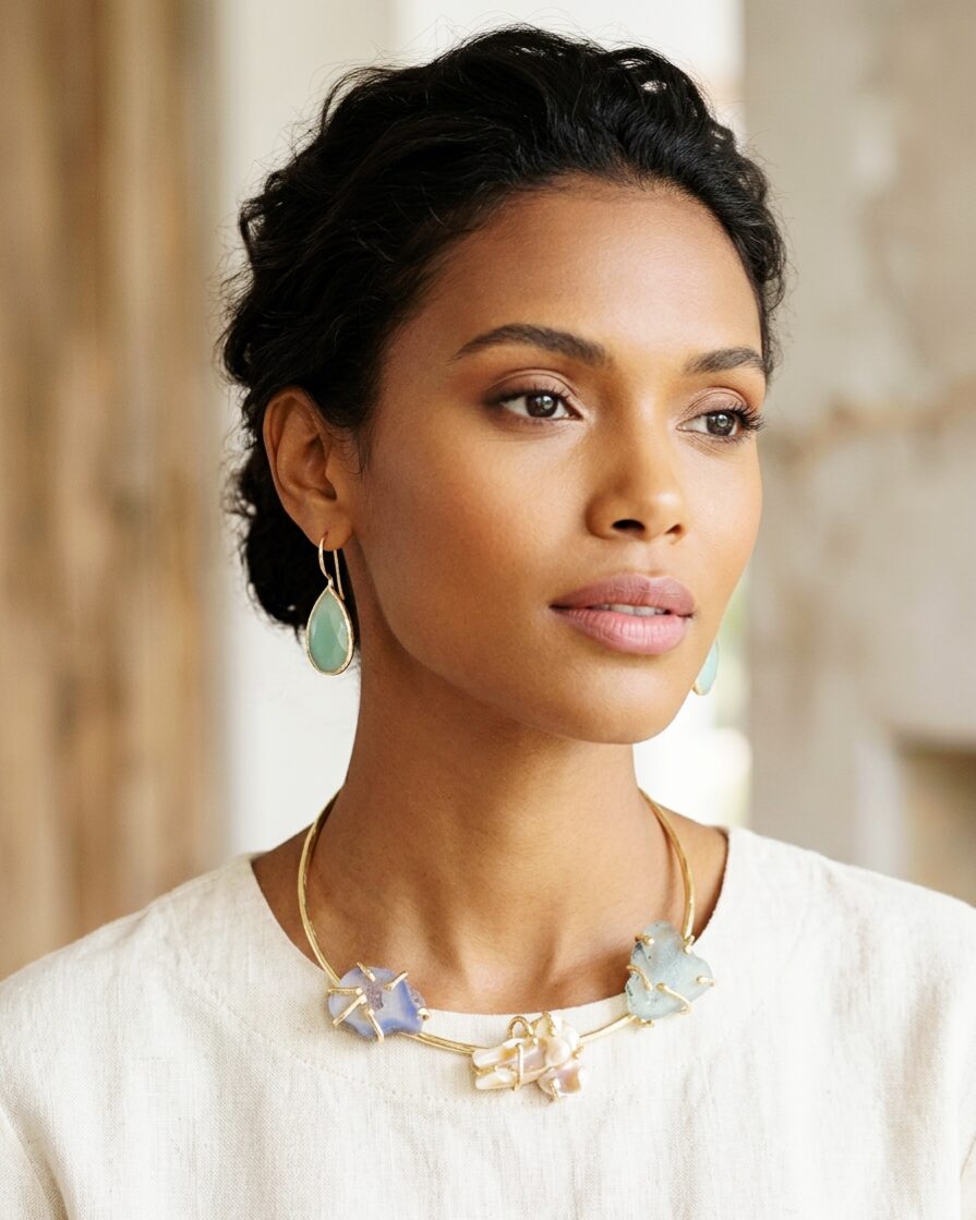 Choker necklace made of brass with a scaramazza pearl and a green and light blue geode set. Circumference 13cm Free shipping Collana girocollo realizzata su ottone con perla scaramazza e geode verde e celeste incastonate.circonferenza 13cm Spedizione Gratuita