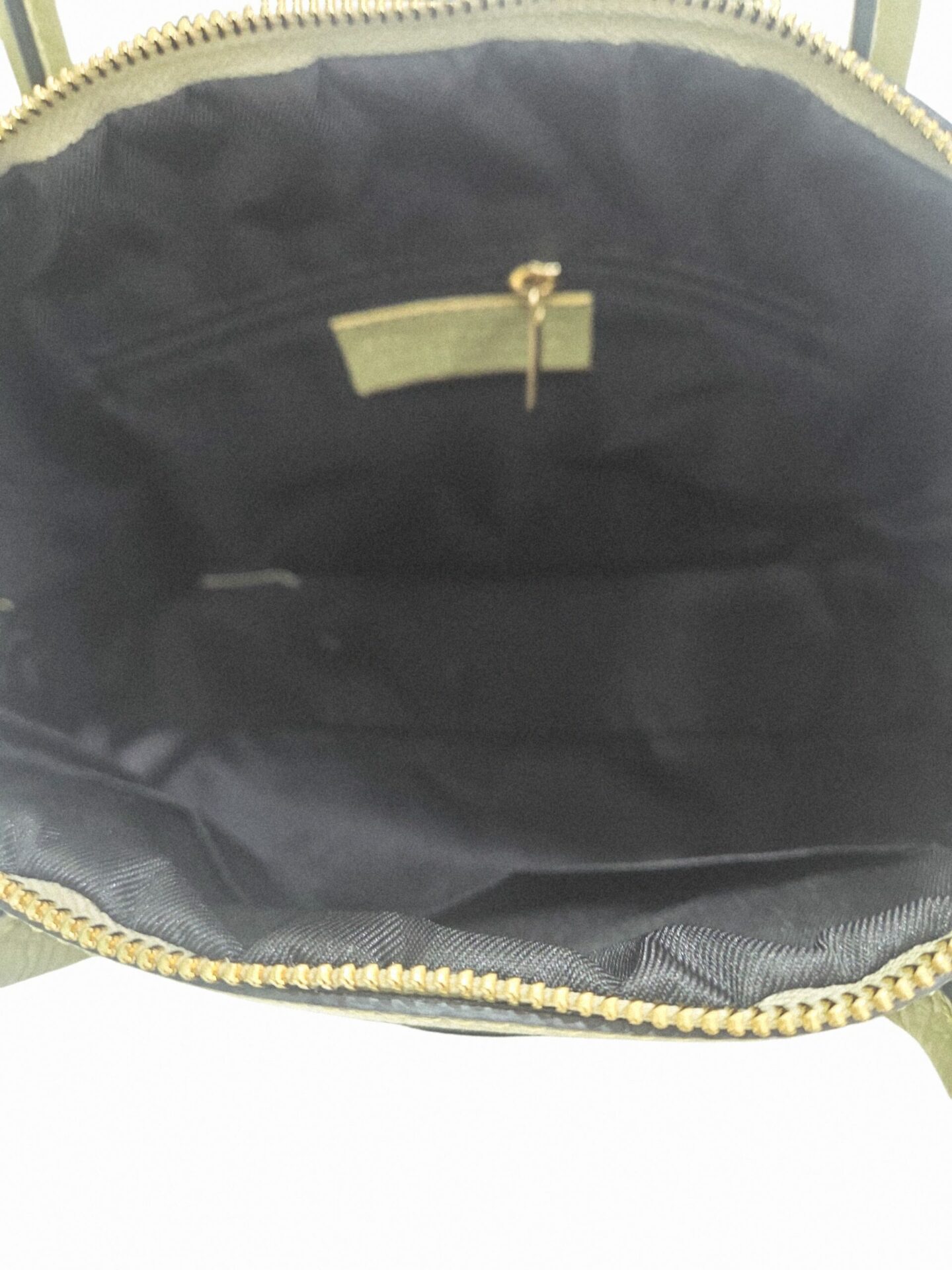 Genuine leather bag, made in Italy, zip closure, single lined interior with side pockets, two external pockets, equipped with shoulder strap. Measurements: H26 W14 L33, sage green color. Free shipping Borsa in vera pelle,made Italy, chiusura con zip, interno unico foderato con tasche laterali, due tasche esterne,dotata di tracolla.misure H26 B14 L33colore verde salvia Spedizione Gratuita