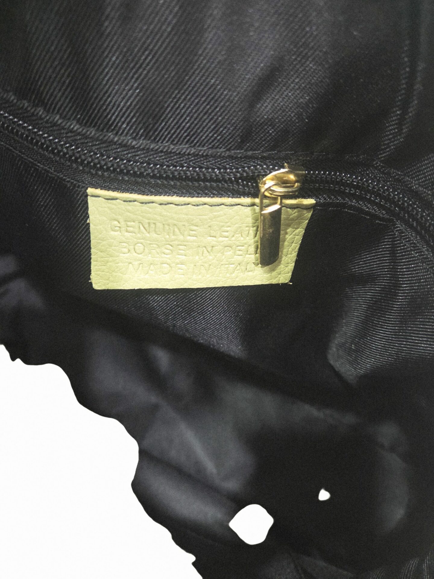 Genuine leather bag, made in Italy, zip closure, single lined interior with side pockets, two external pockets, equipped with shoulder strap. Measurements: H26 W14 L33, sage green color. Free shipping Borsa in vera pelle,made Italy, chiusura con zip, interno unico foderato con tasche laterali, due tasche esterne,dotata di tracolla.misure H26 B14 L33colore verde salvia Spedizione Gratuita