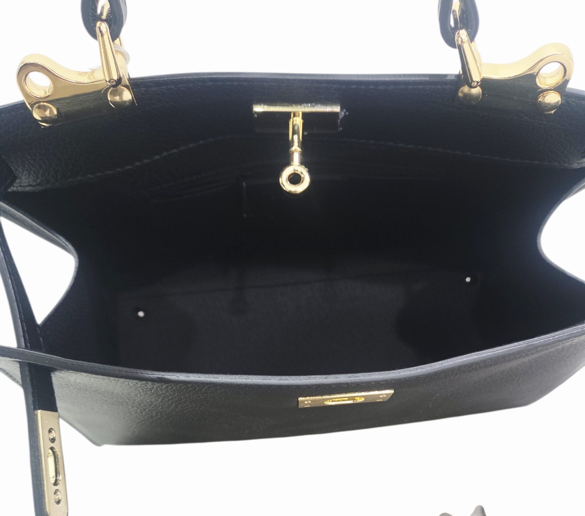 Genuine leather bag, made in Italy, with shoulder strap, single internal compartment with side zip pocket. Gold Hermes style closure. Color: Black. Dimensions: L 33 W 13 H 23 Free shipping Borsa in vera pelle,made Italy, dotata di tracolla,interno scomparto unico con tasca con zip laterale. chiusura dorata modello hermes. colore neromisure L33 B13 H23 Spedizione Gratuita